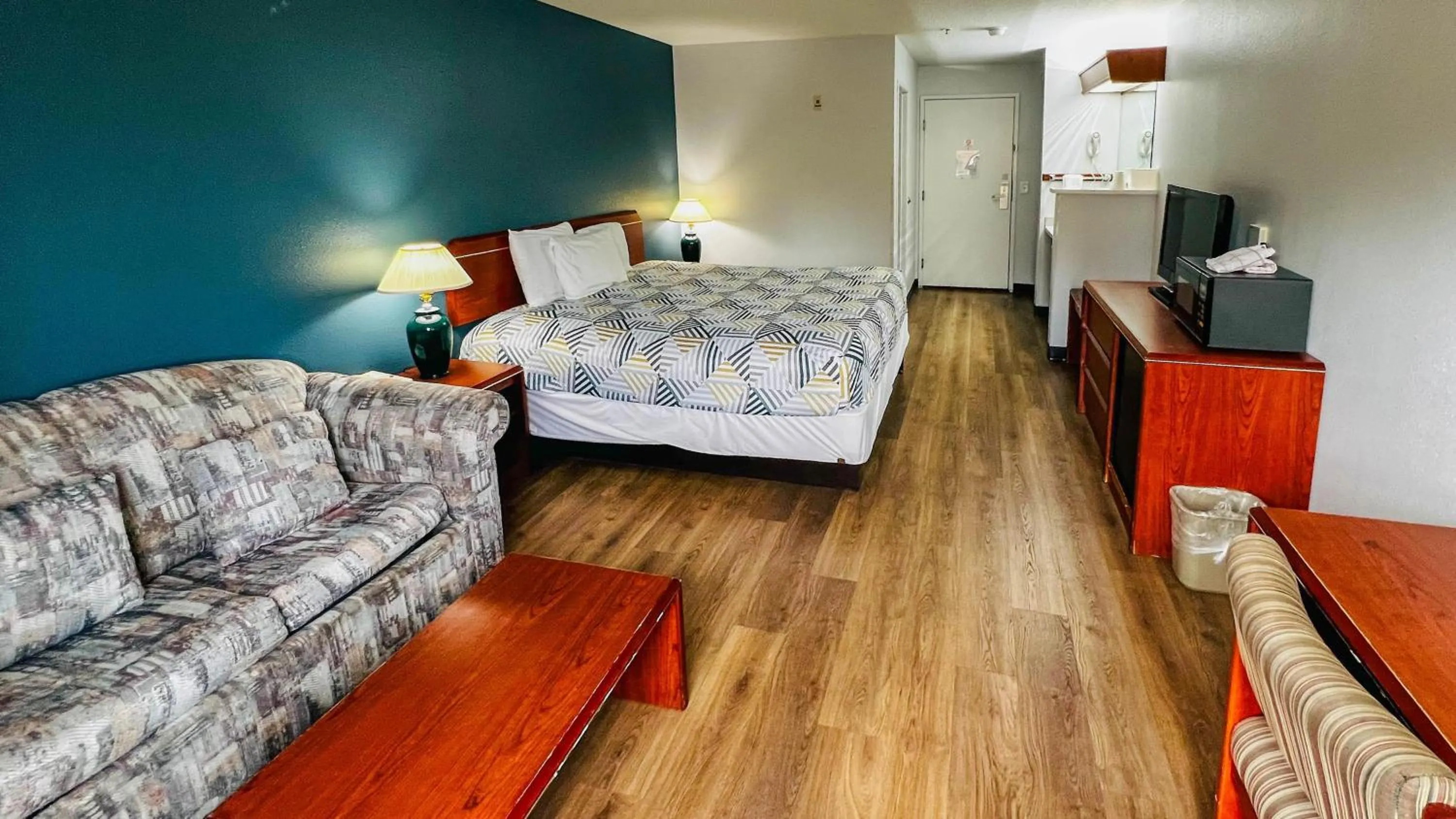 Photo of the whole room, Bed in Studio 6 Suites Portland OR I-5 OHSU