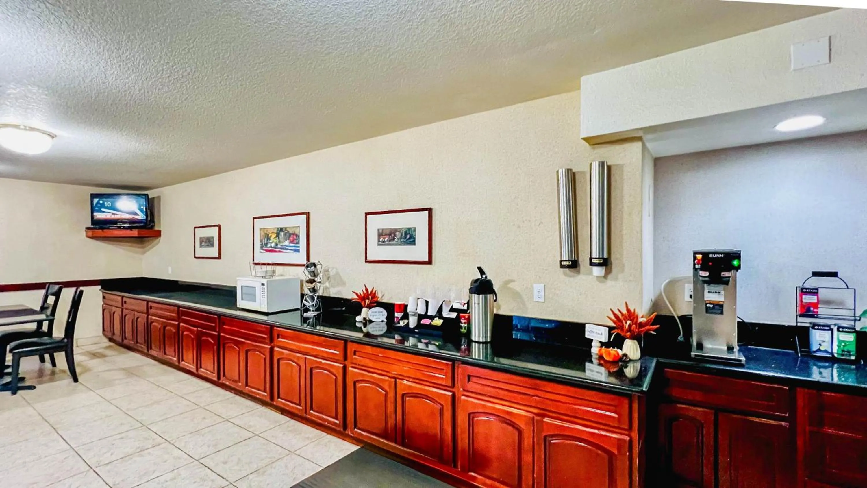 Lobby or reception in Studio 6 Suites Portland OR I-5 OHSU