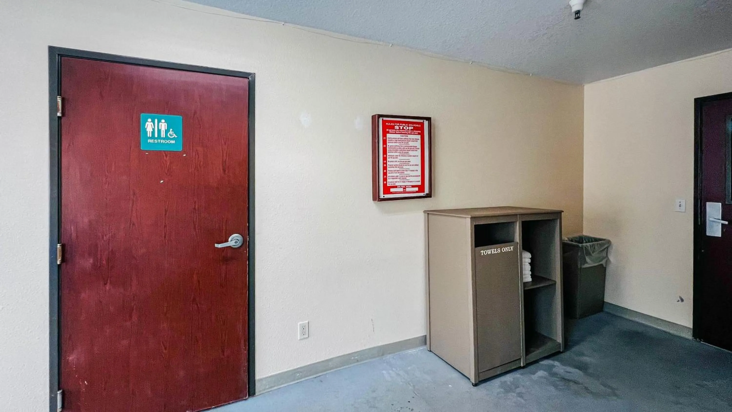 Property building in Studio 6 Suites Portland OR I-5 OHSU