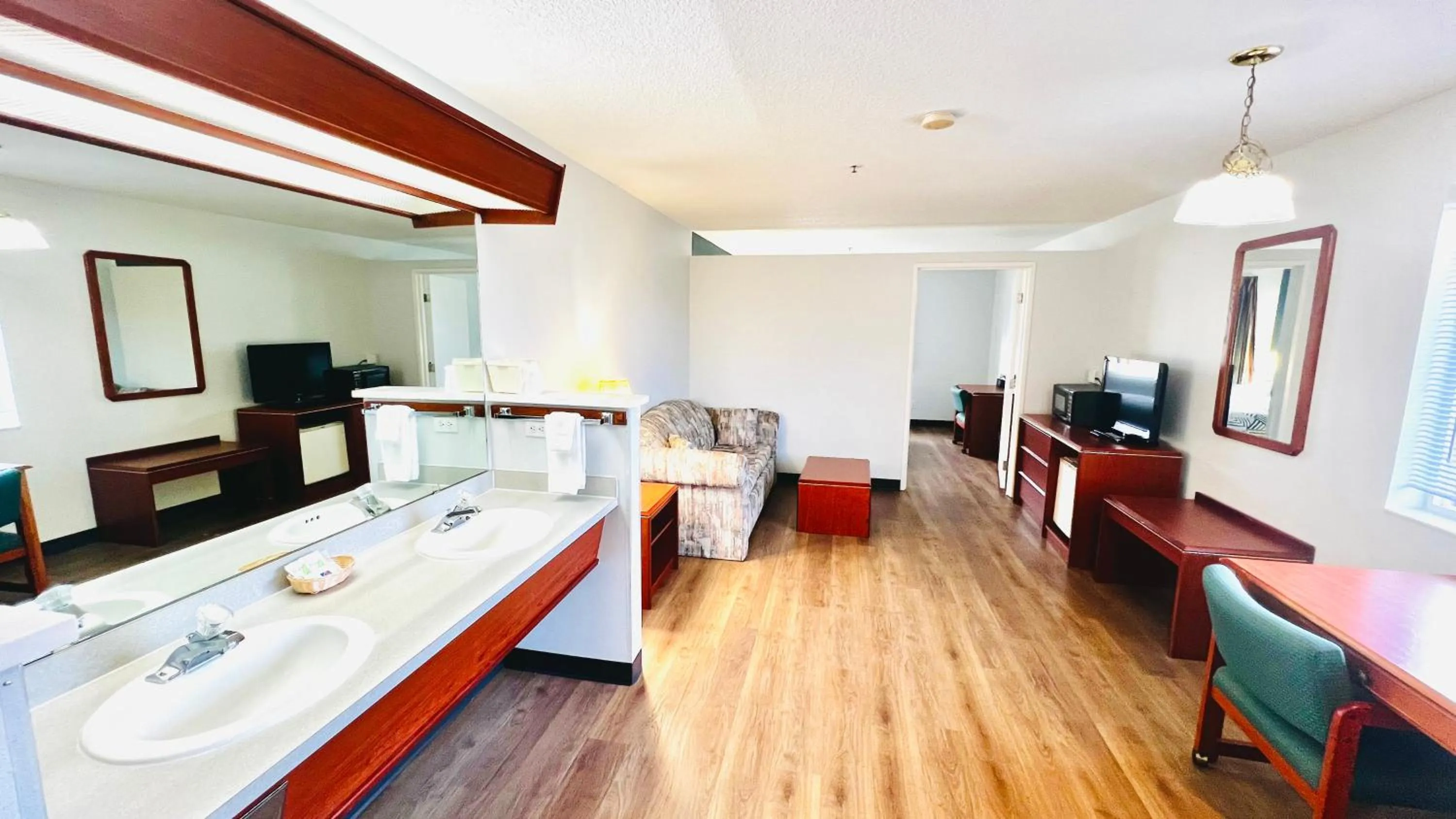 Living room, Bed in Suites Portland OR- I-5 OHSU