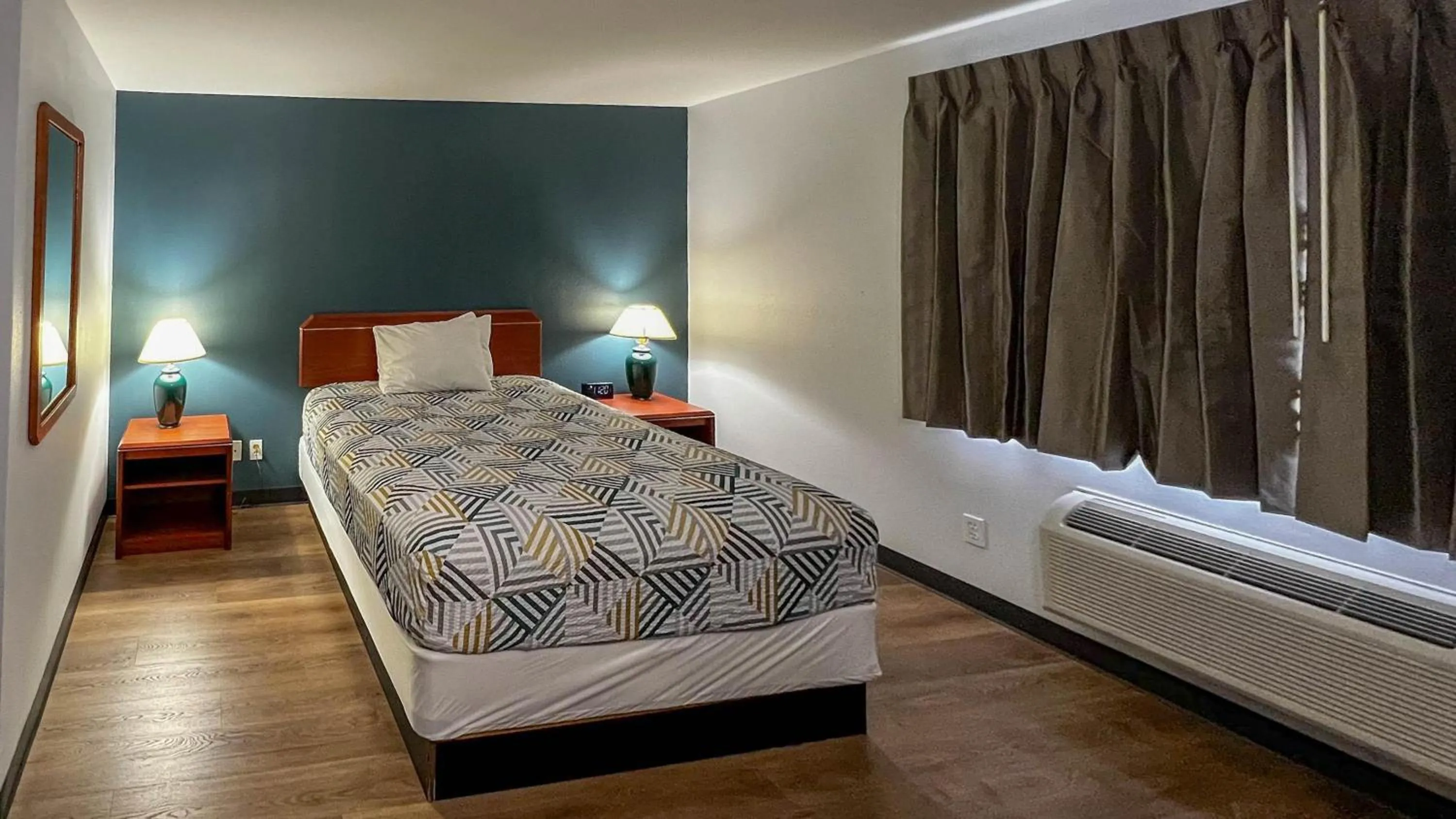 Photo of the whole room, Bed in Studio 6 Suites Portland OR I-5 OHSU