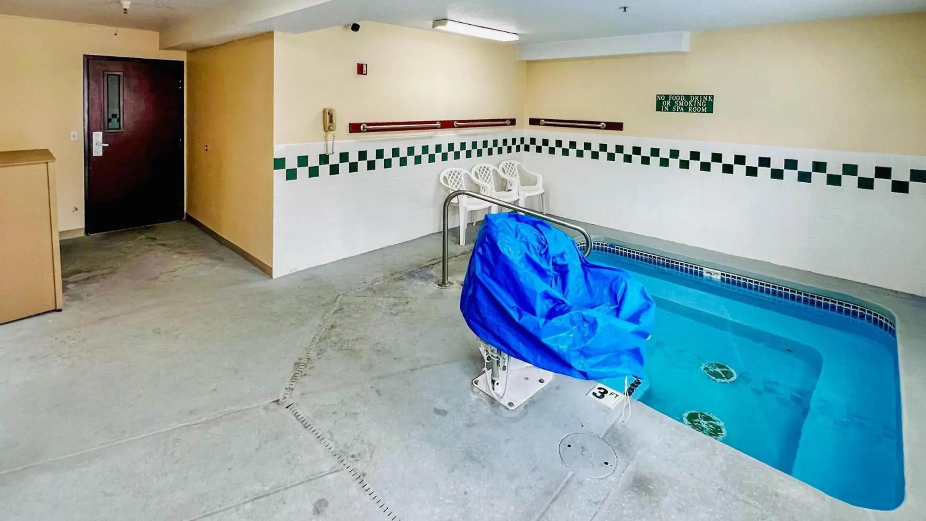 Pool view in Studio 6 Suites Portland OR I-5 OHSU Pool view in Studio 6 Suites Portland OR I-5 OHSU