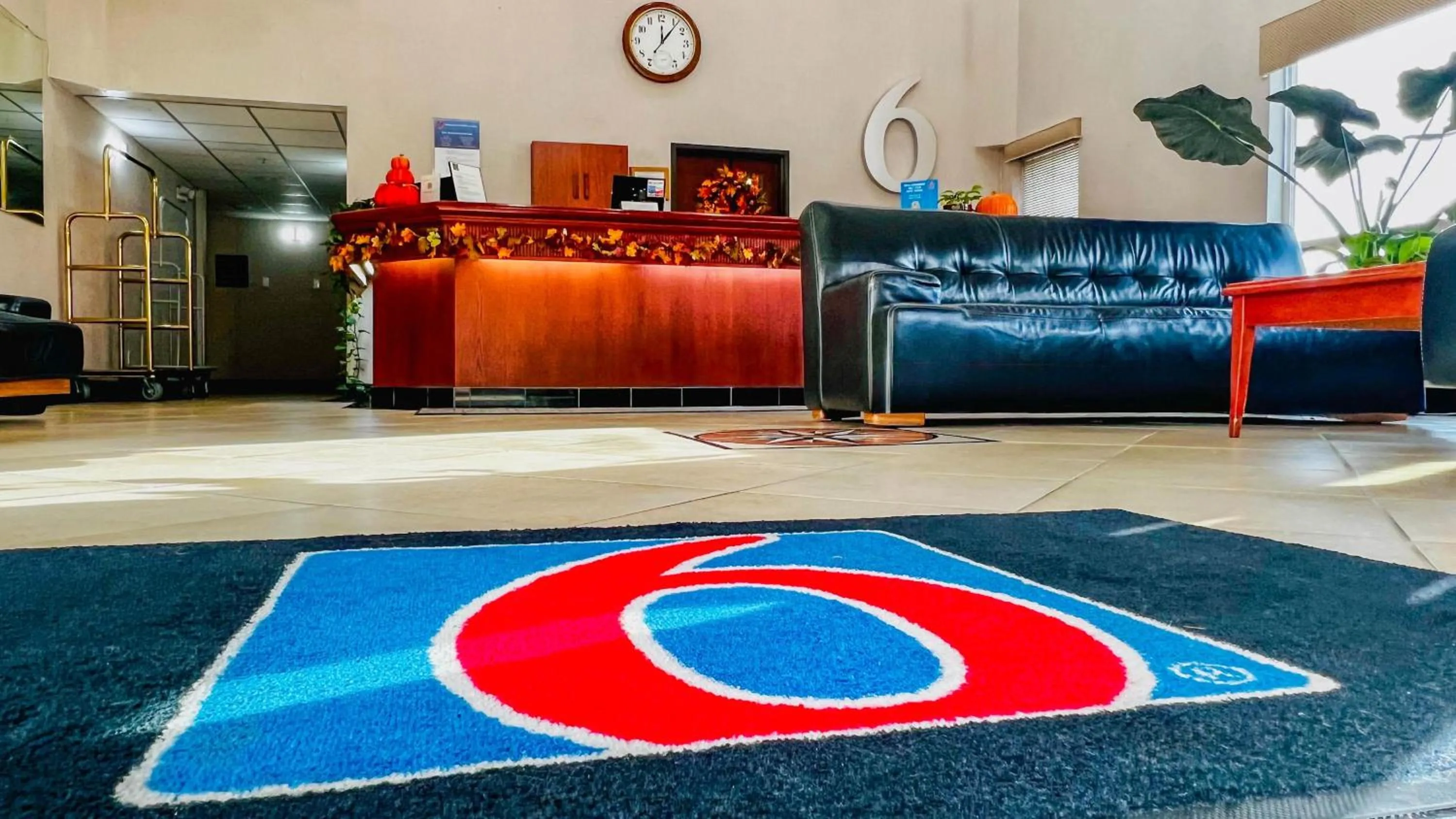 Lobby or reception in Studio 6 Suites Portland OR I-5 OHSU