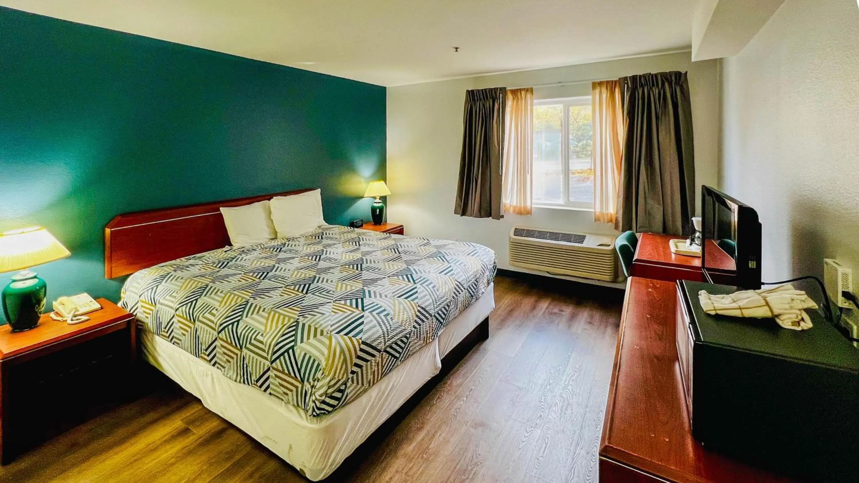 Photo of the whole room, Bed in Studio 6 Suites Portland OR I-5 OHSU