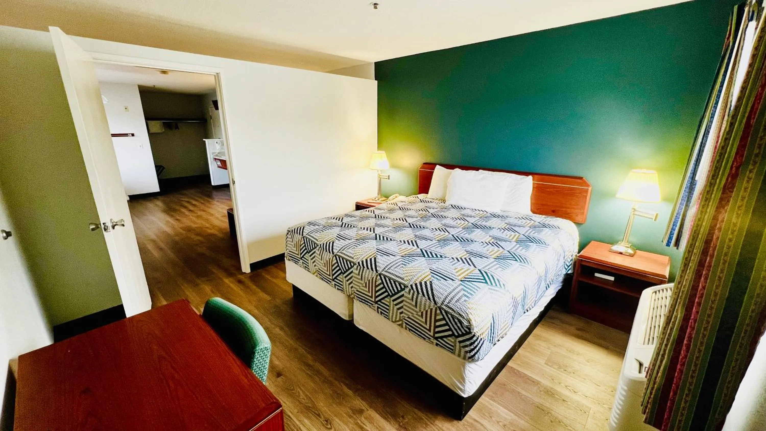 Bedroom, Bed in Suites Portland OR- I-5 OHSU