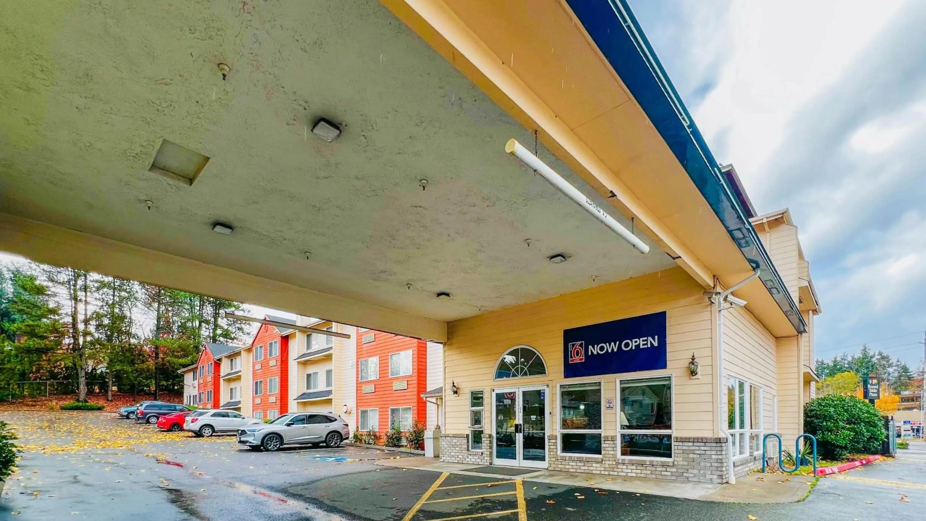 Property building in Studio 6 Suites Portland OR I-5 OHSU