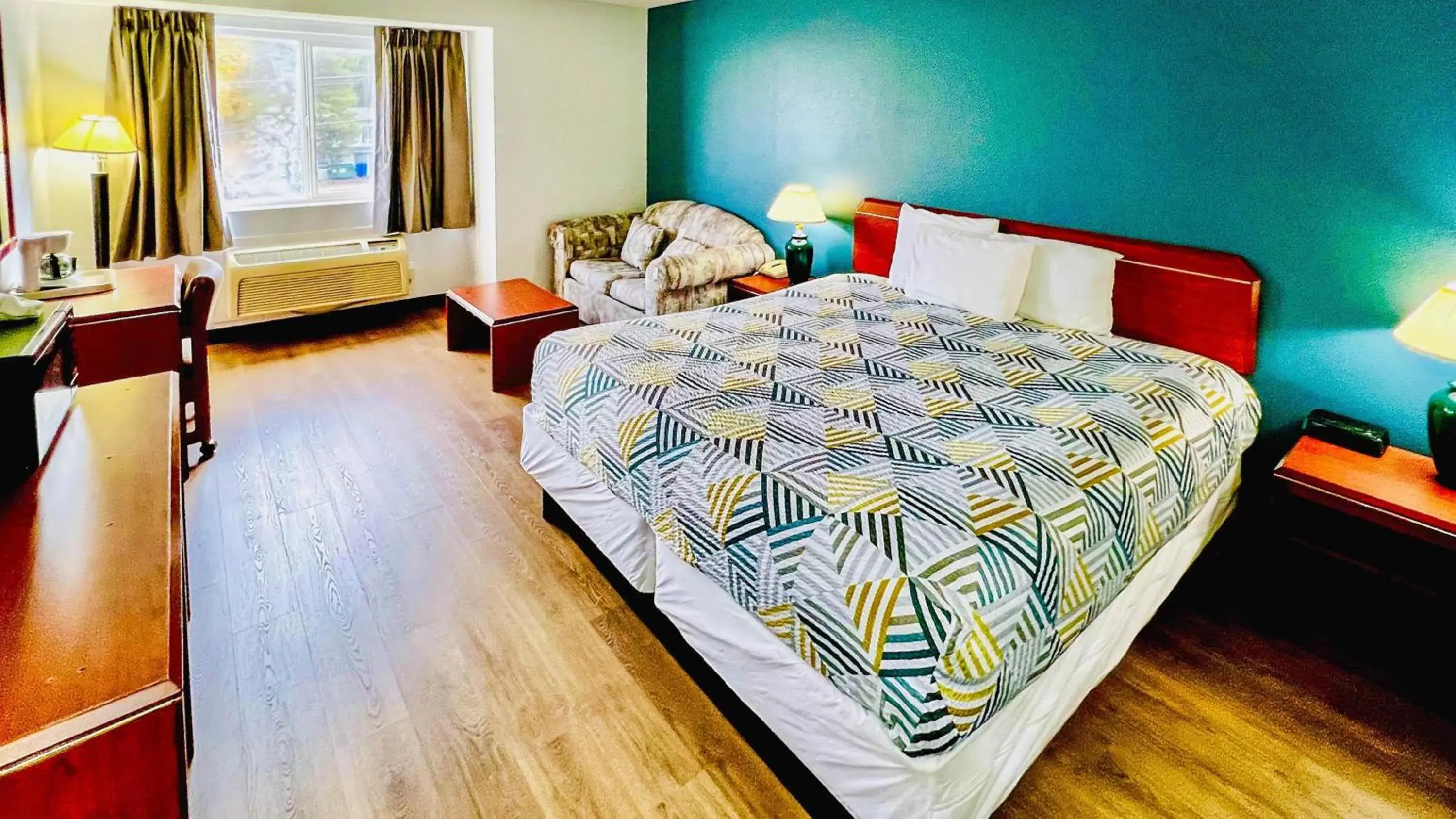 Photo of the whole room, Bed in Studio 6 Suites Portland OR I-5 OHSU Photo of the whole room, Bed in Studio 6 Suites Portland OR I-5 OHSU