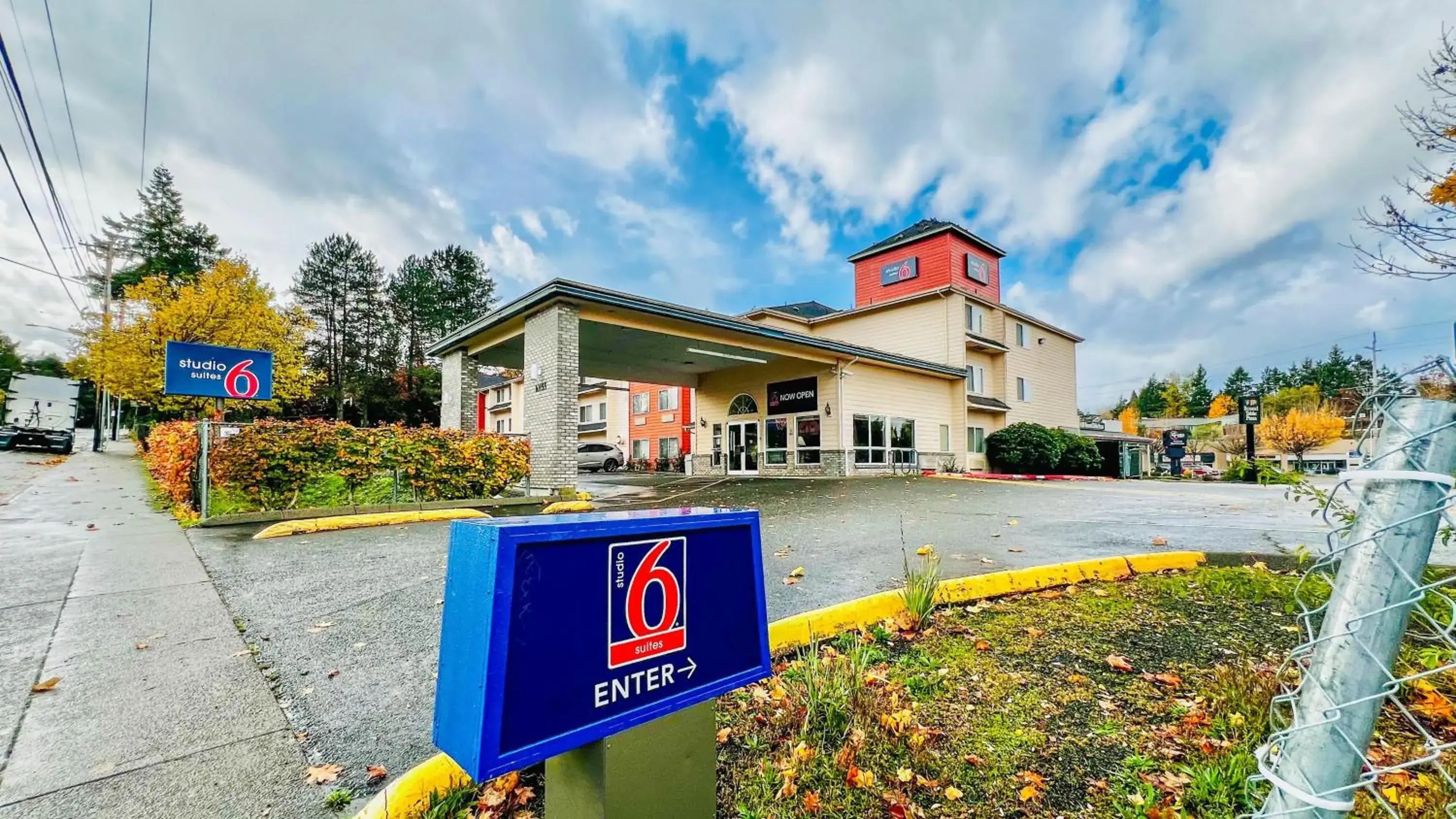 Property building in Studio 6 Suites Portland OR I-5 OHSU Property building in Studio 6 Suites Portland OR I-5 OHSU