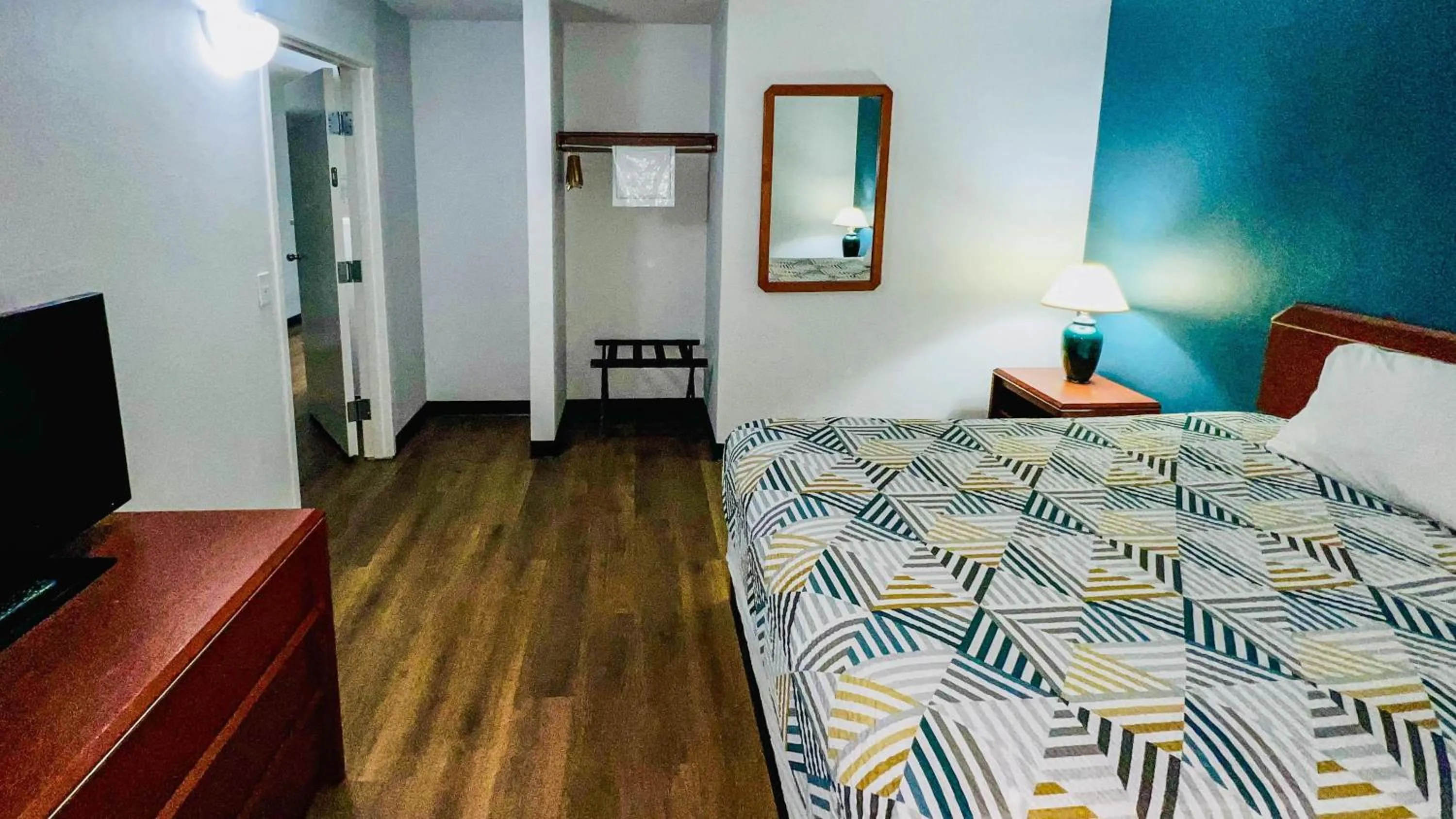 Photo of the whole room, Bed in Studio 6 Suites Portland OR I-5 OHSU