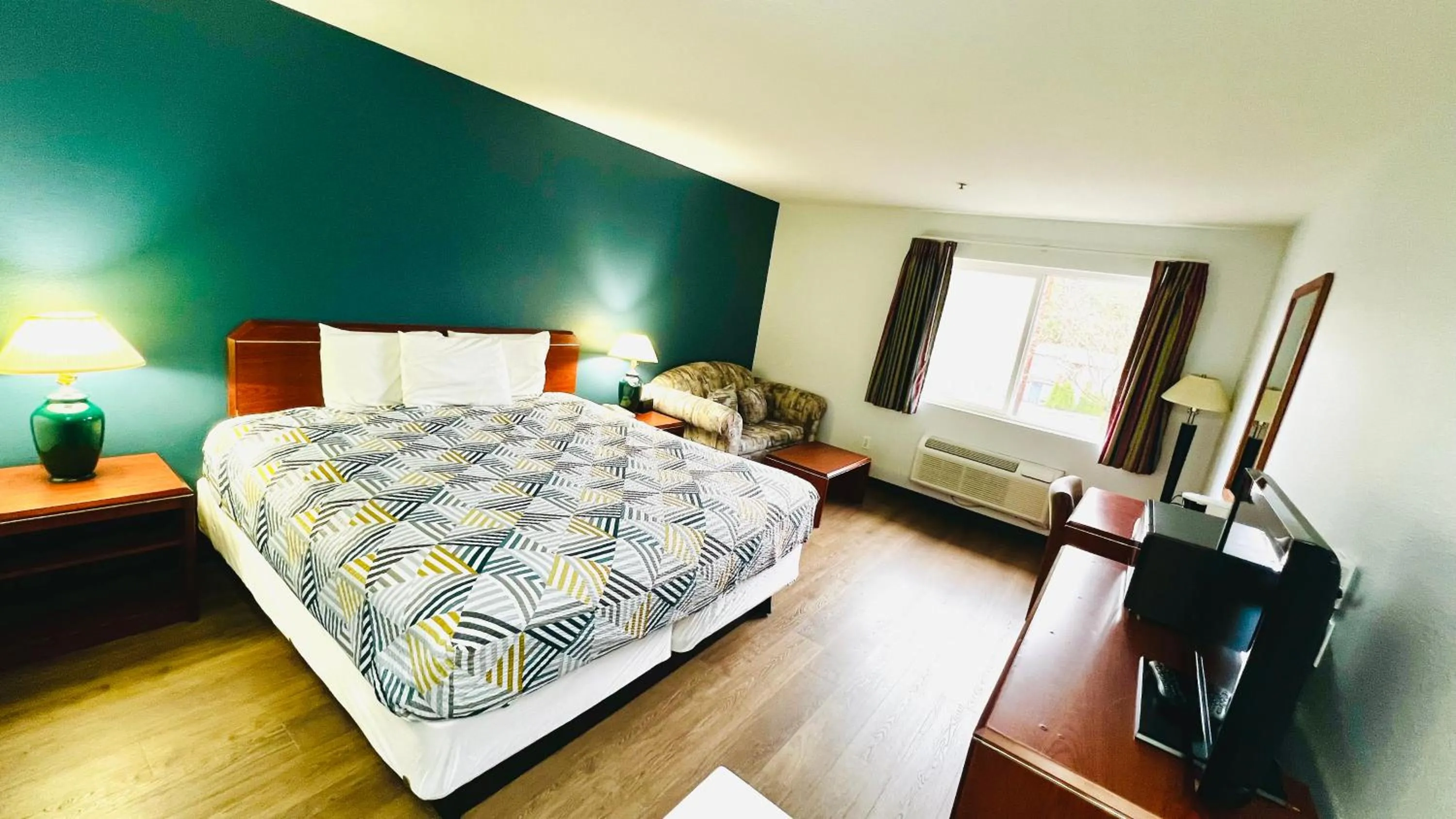 Bedroom, Bed in Suites Portland OR- I-5 OHSU