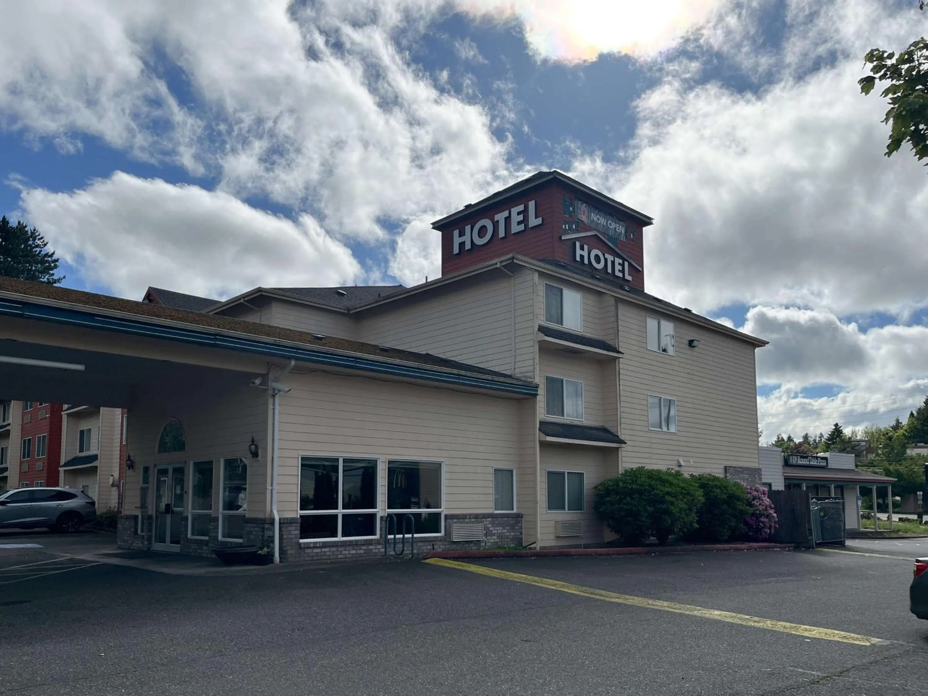 Property building in Suites Portland OR- I-5 OHSU