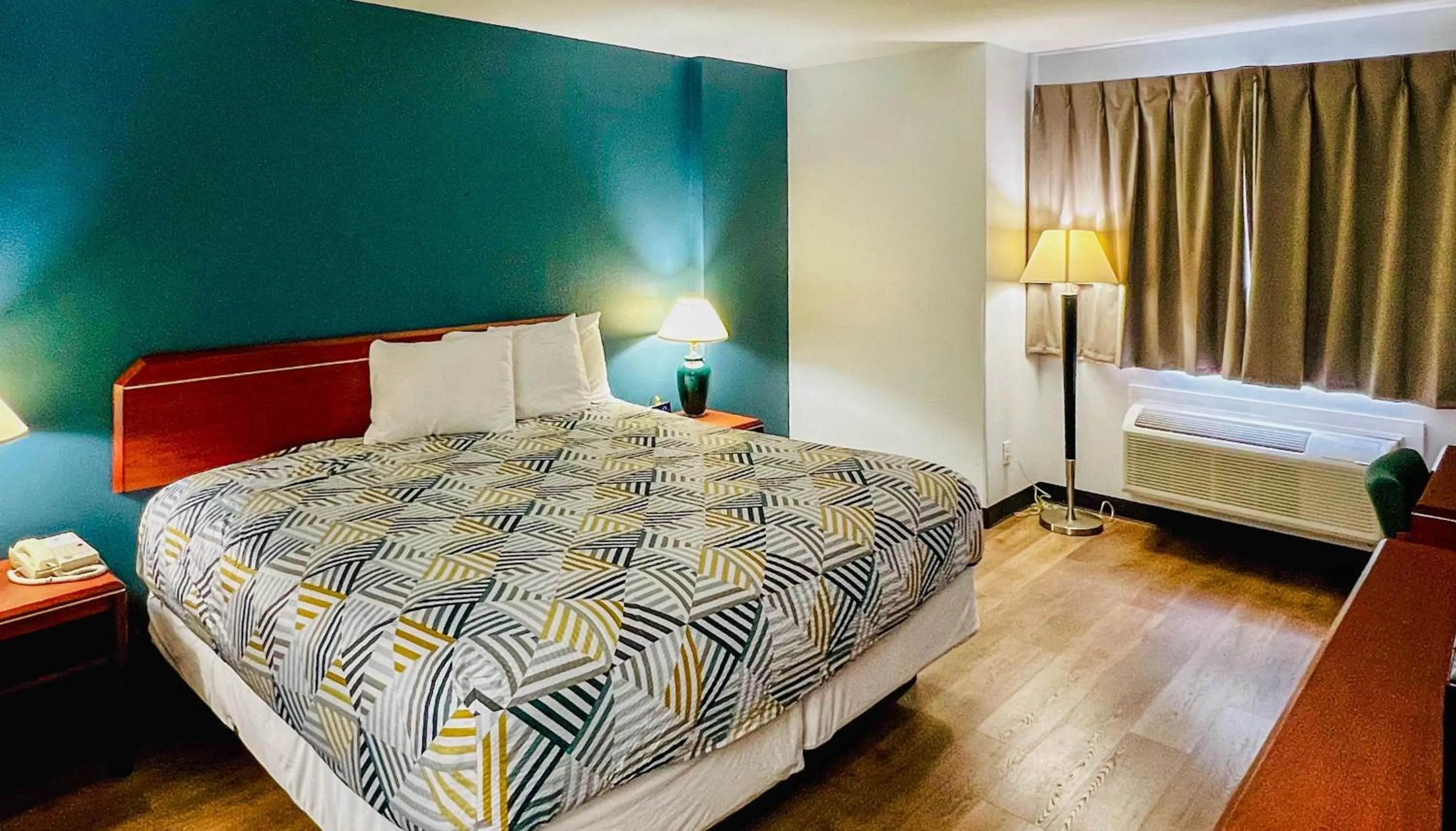 Photo of the whole room, Bed in Studio 6 Suites Portland OR I-5 OHSU