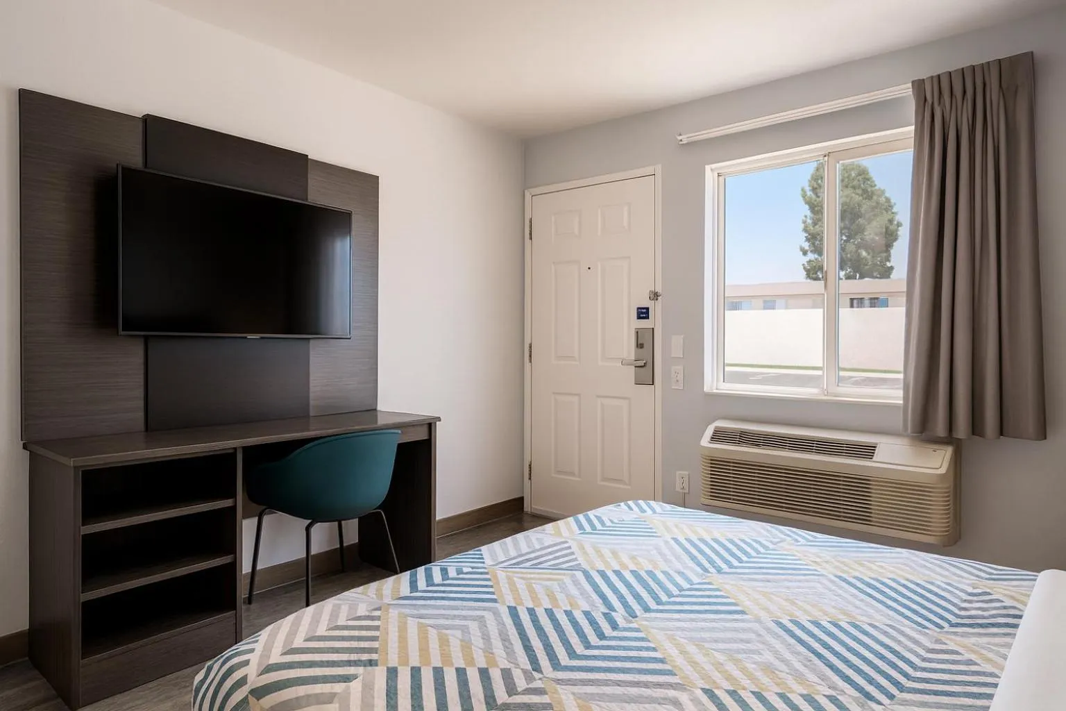 Bedroom, Bed in Motel 6-Westminster, CA - North