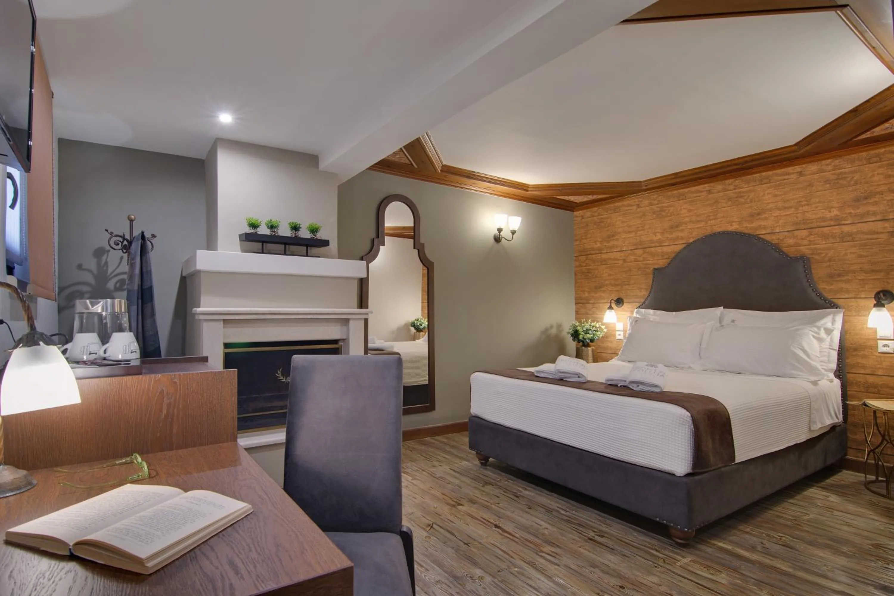 Photo of the whole room, Bed in Frontzu Politia