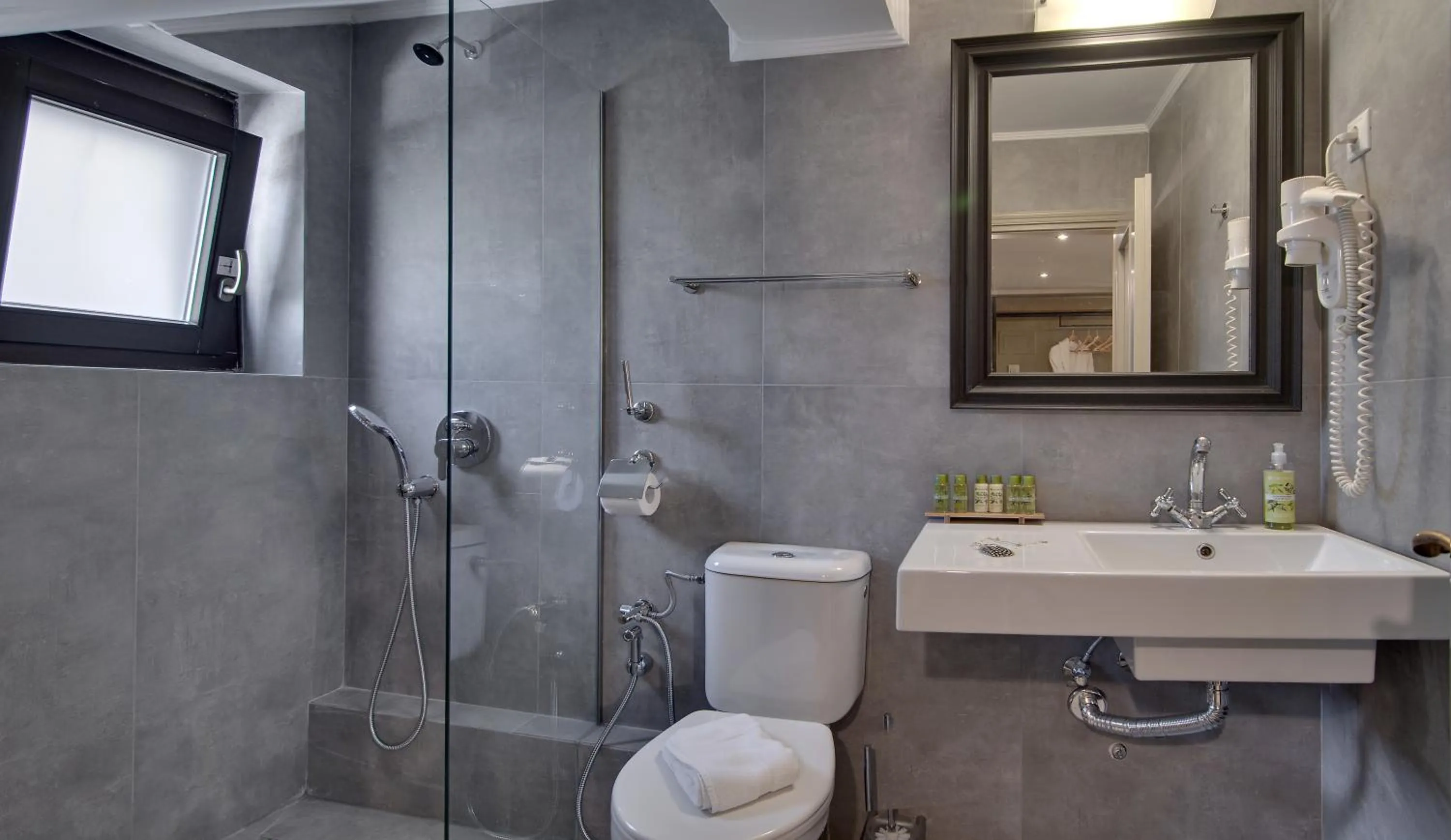 Shower in Frontzu Politia