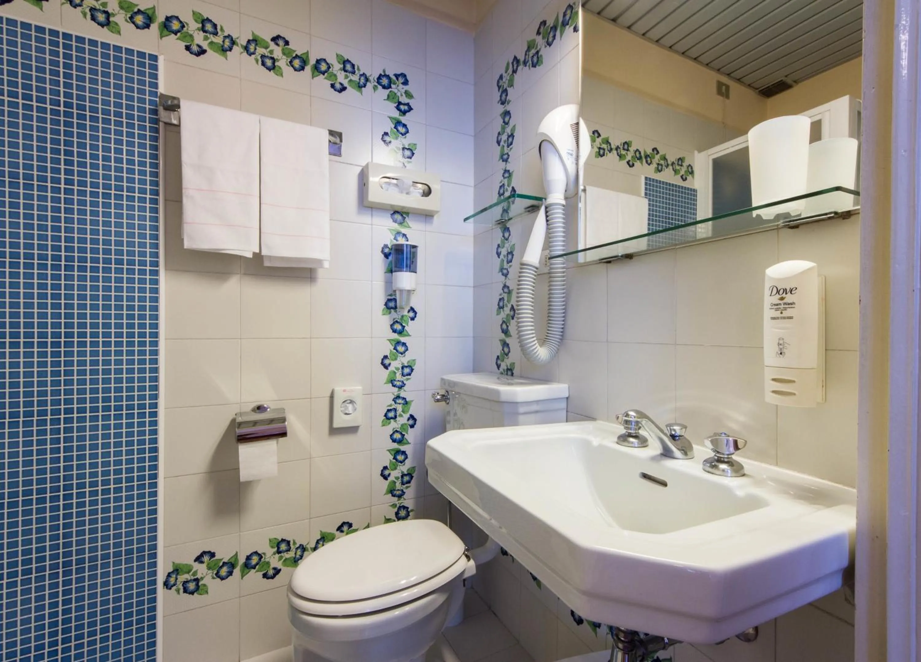 Bathroom in Hotel Reale