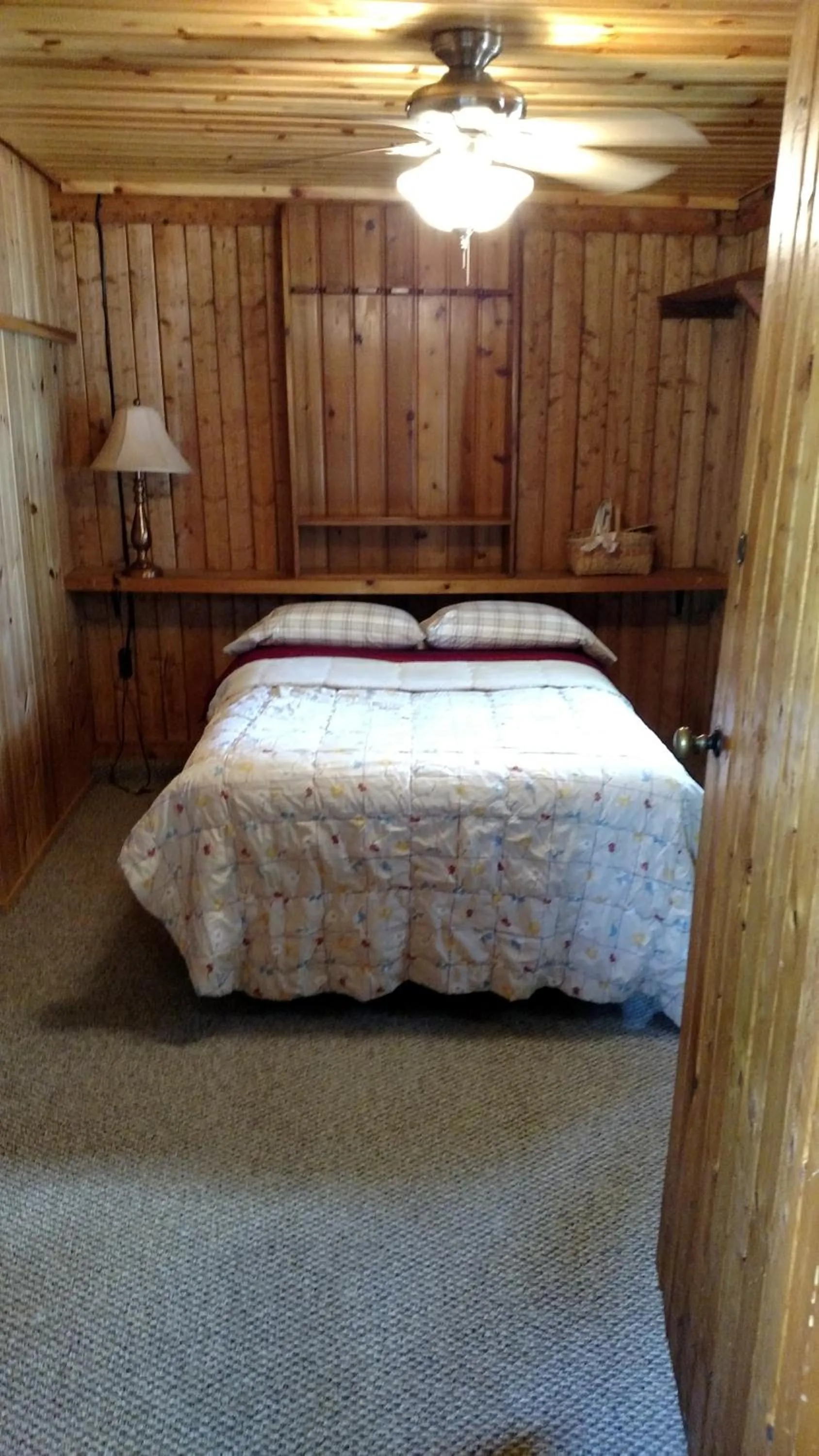 Bedroom, Bed in Log Cottage on Blue Lake