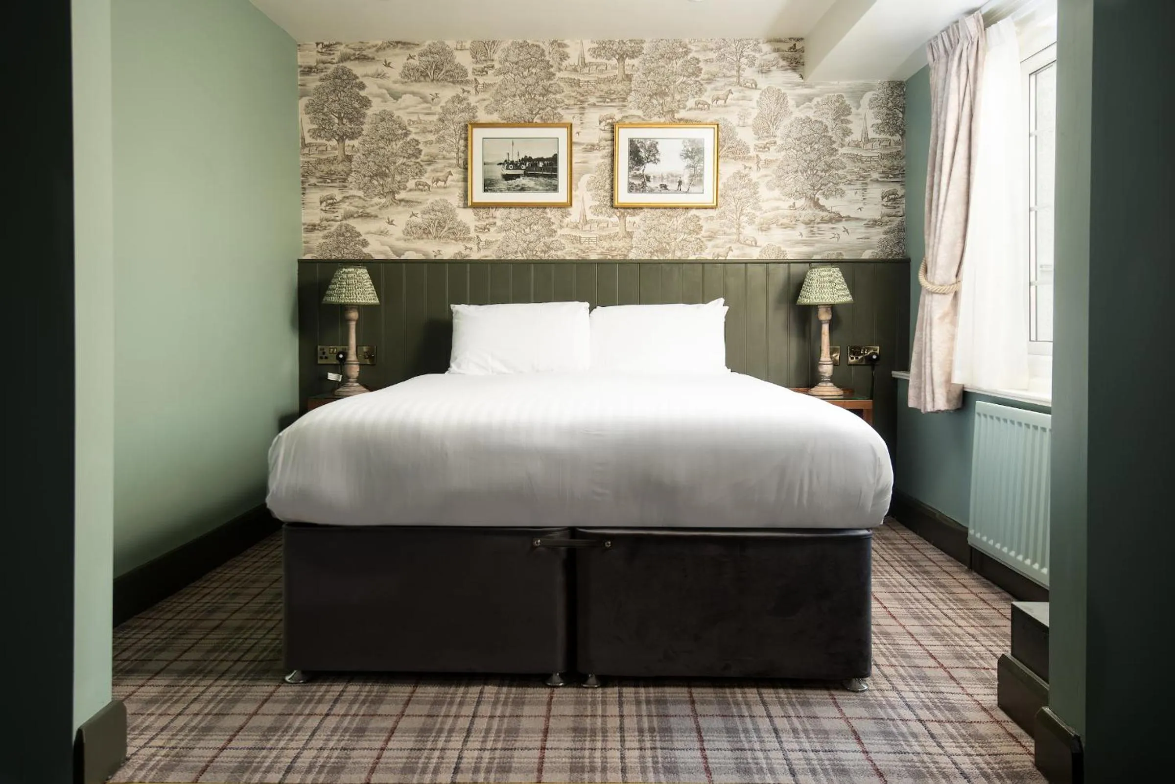 Bed in Wateredge Inn- The Inn Collection Group
