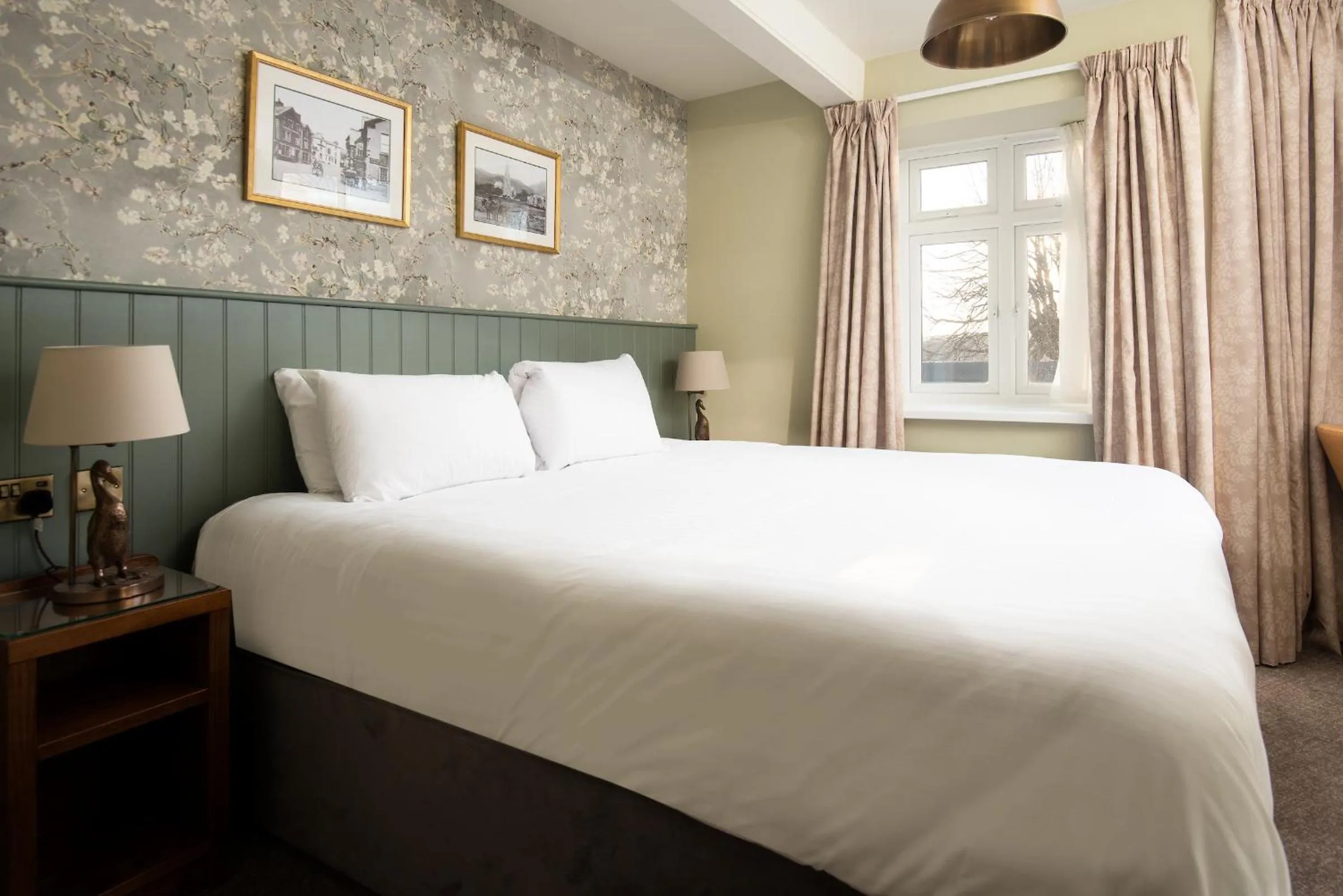 Bed in Wateredge Inn- The Inn Collection Group