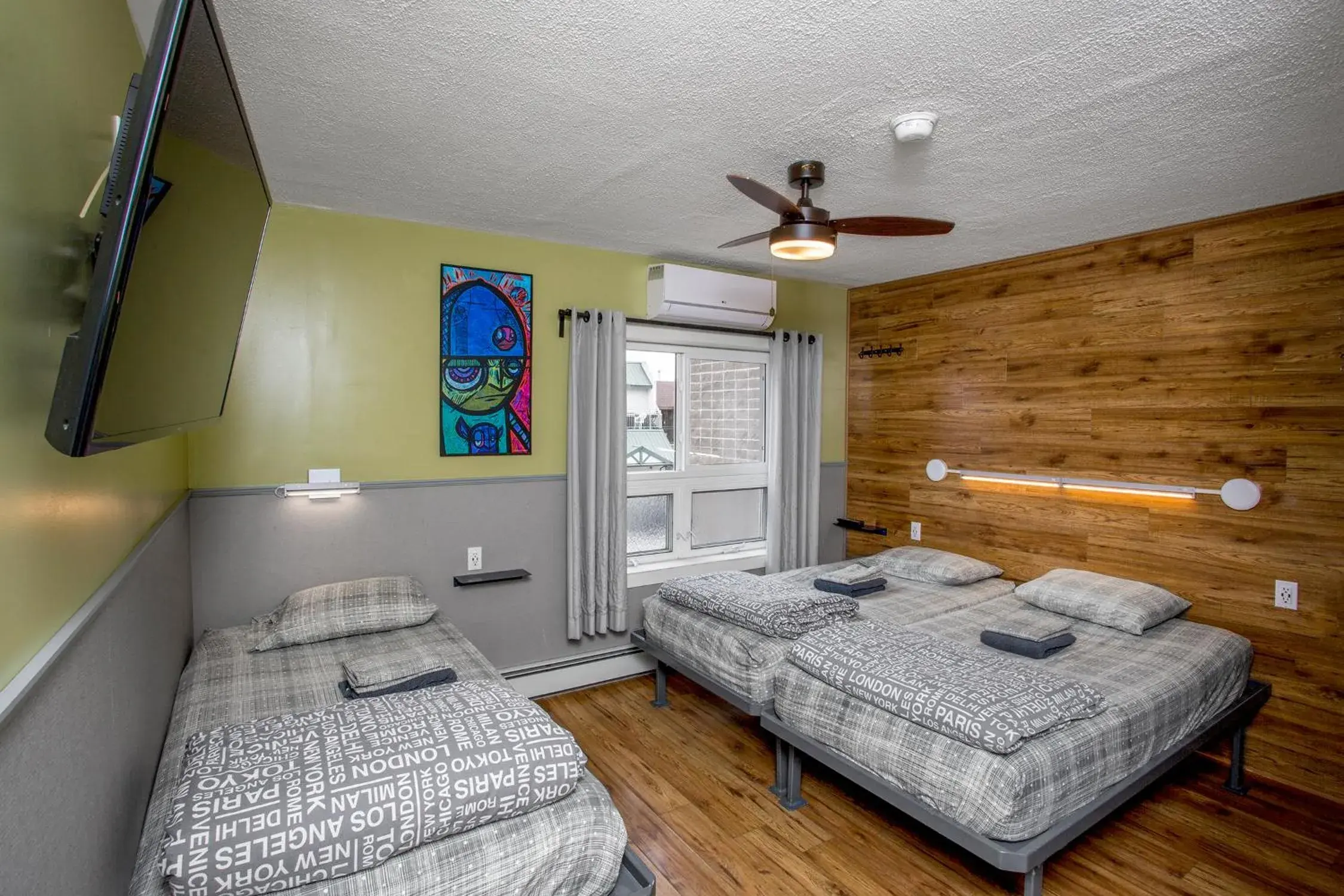 Triple Room with Private Bathroom in Jasper Downtown Hostel Triple Room with Private Bathroom in Jasper Downtown Hostel