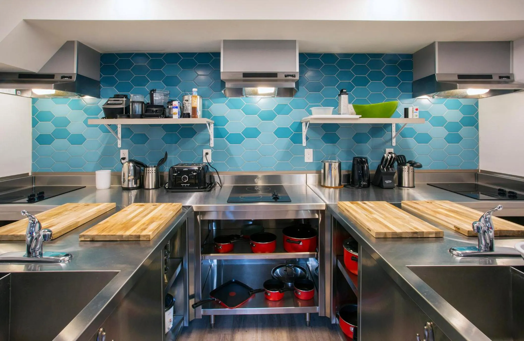 Kitchen or kitchenette in Jasper Downtown Hostel