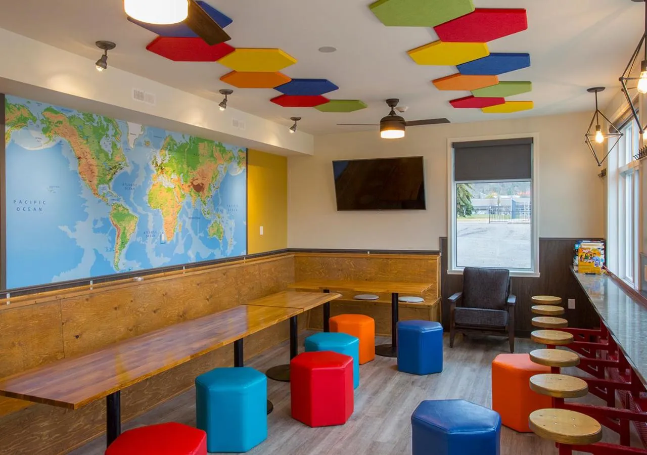 Communal lounge/ TV room in Jasper Downtown Hostel