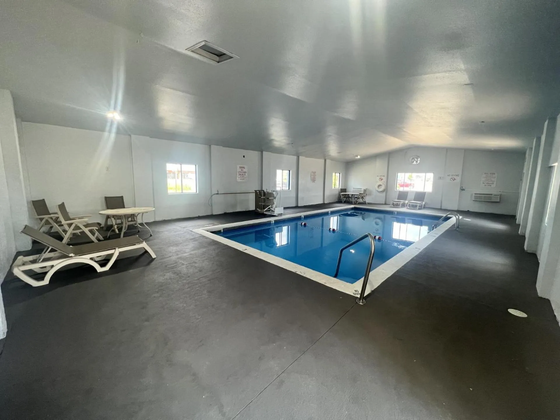 Swimming pool in Motel 6-Council Bluffs, IA - Omaha East