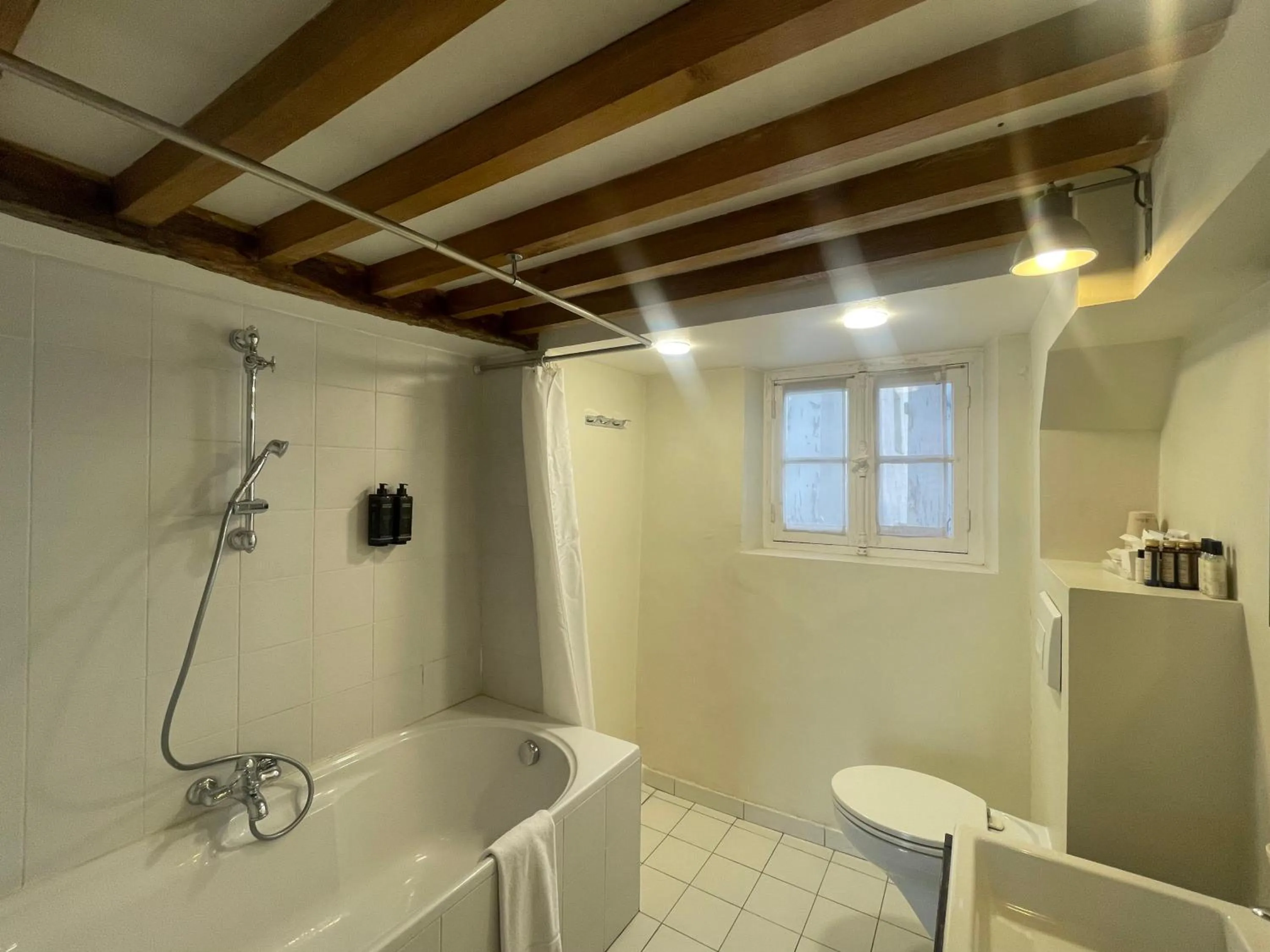 Bathroom in Hôtel Du Jeu De Paume