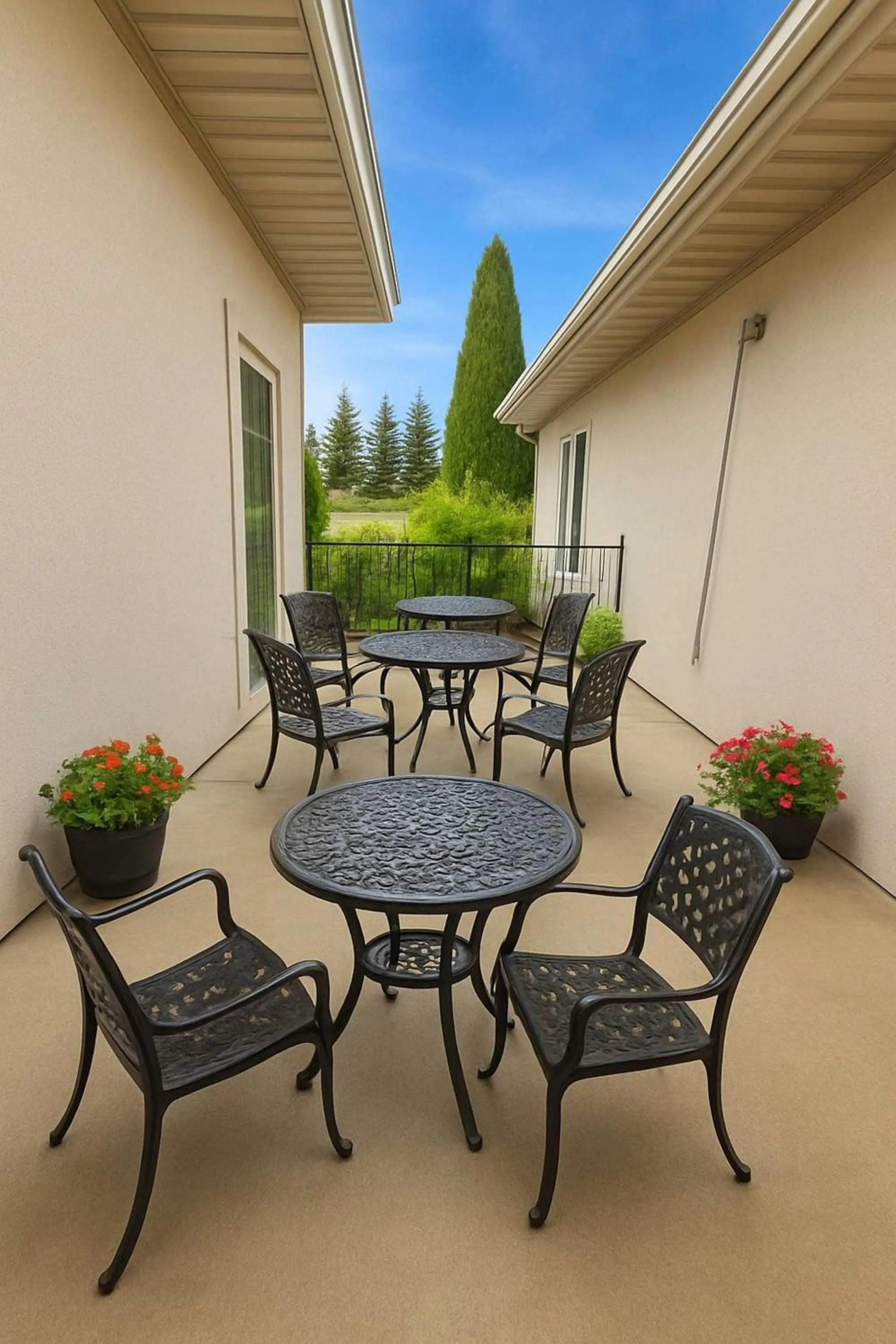 Swimming pool in Clarion Inn Idaho Falls Riverfront