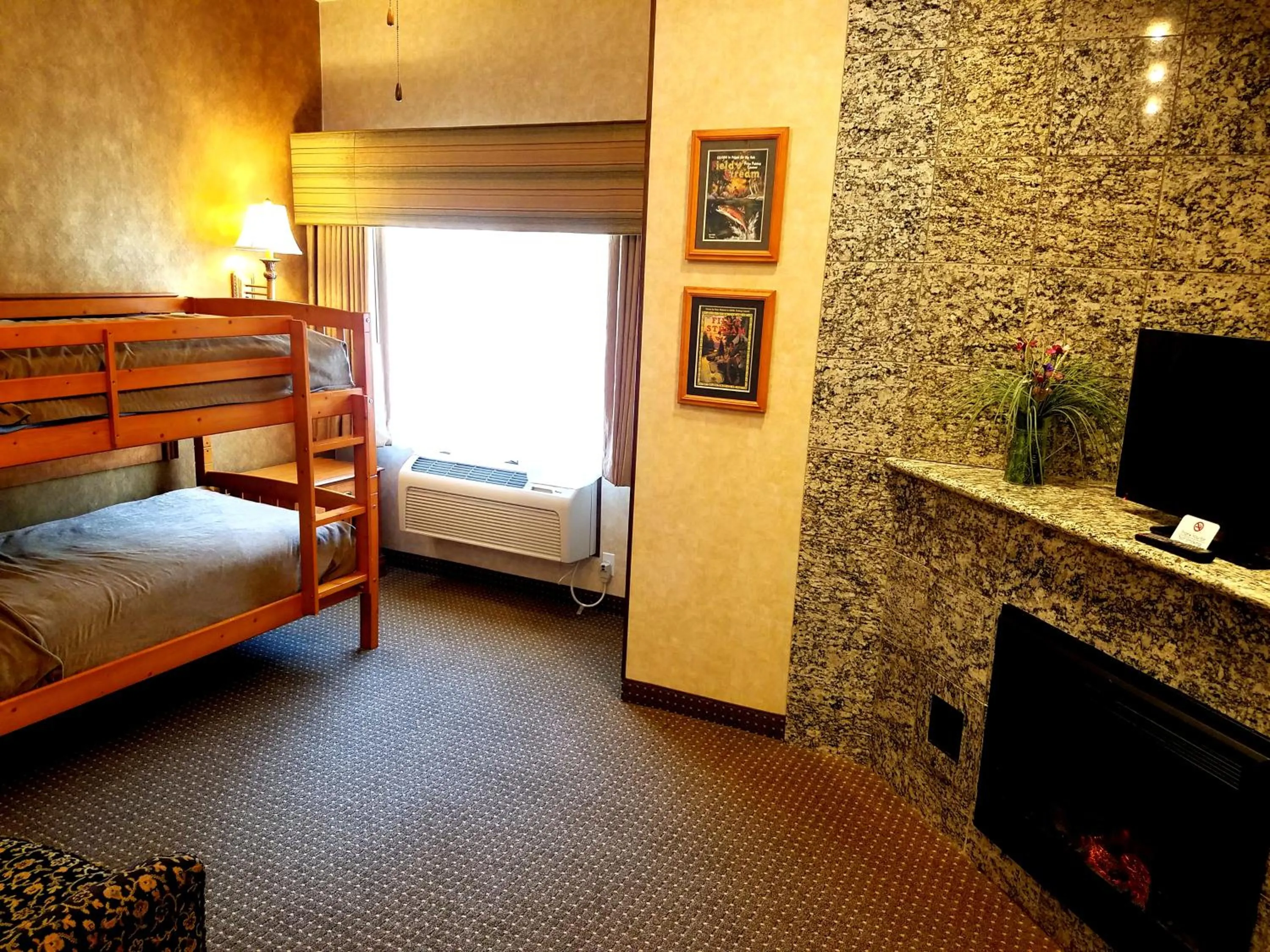 Bed in Rushmore Express & Suites