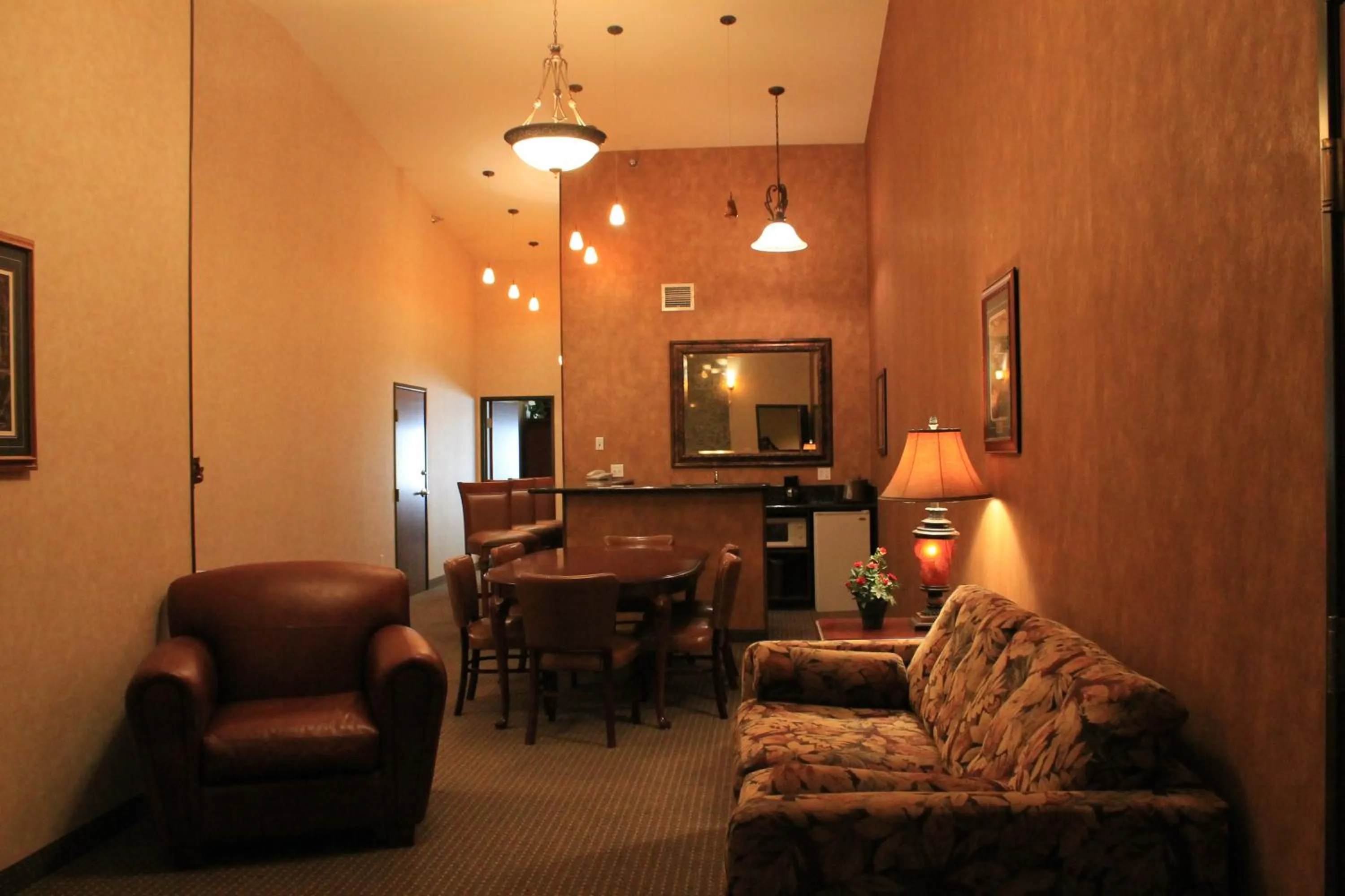 Living room in Rushmore Express & Suites