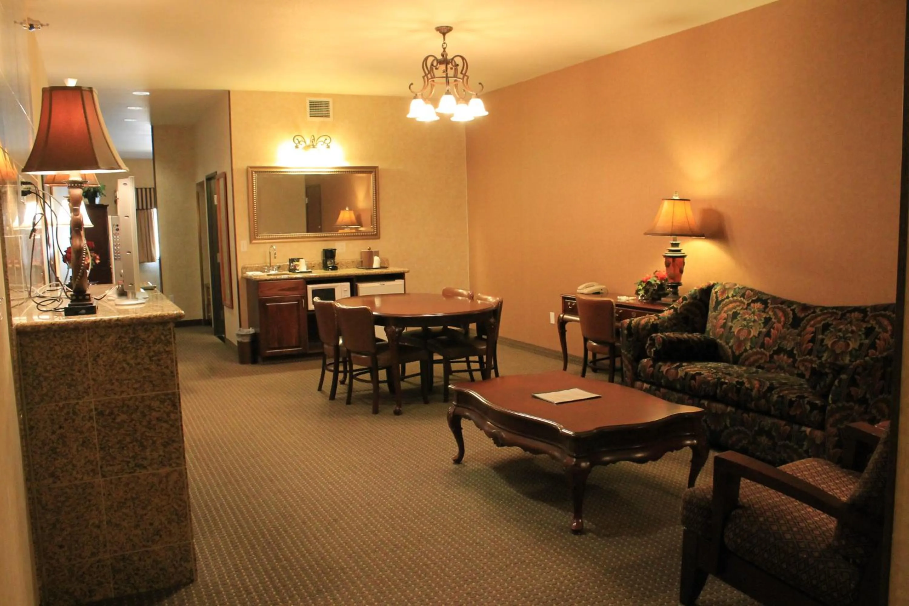 Living room in Rushmore Express & Suites