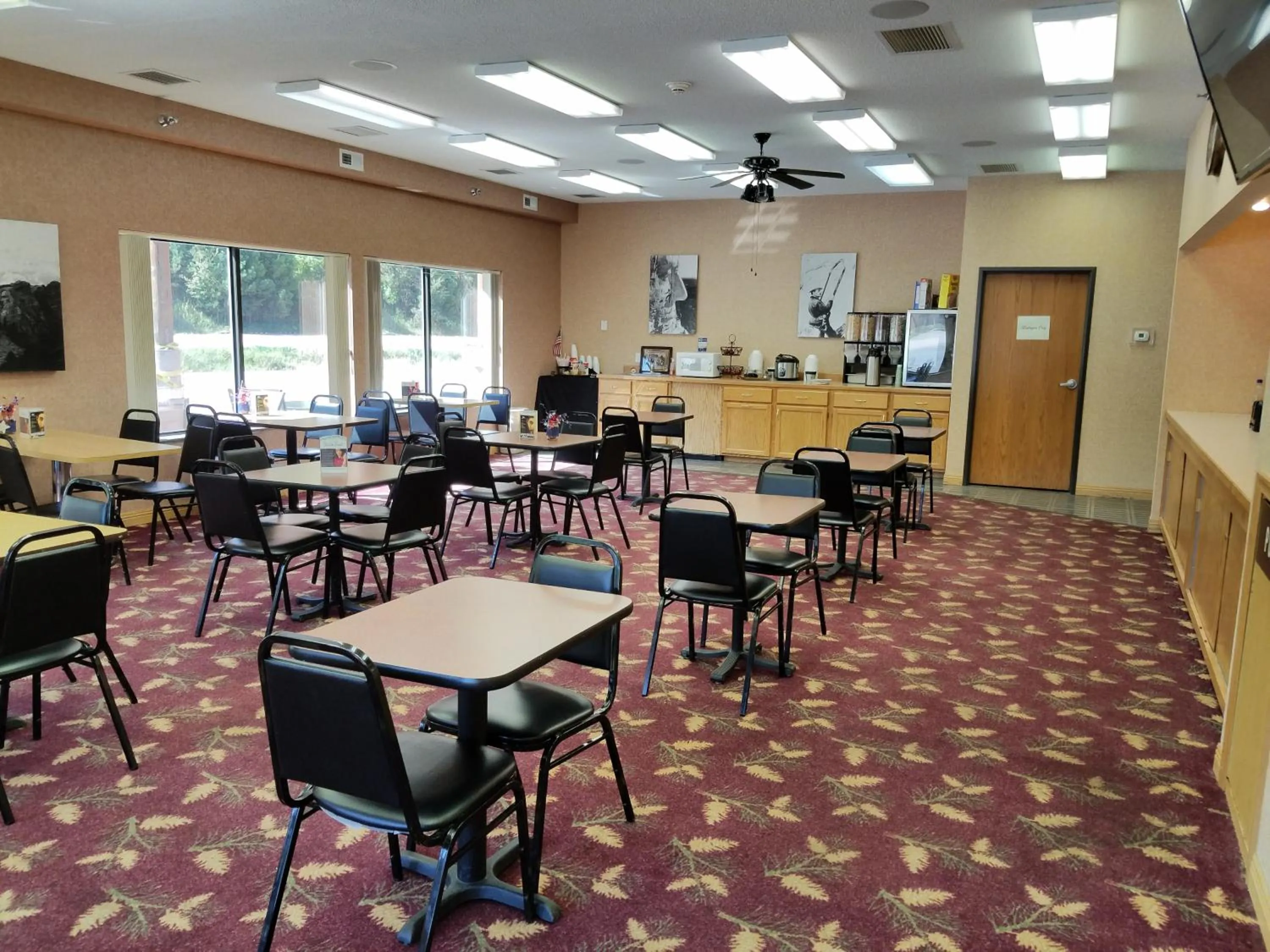 Breakfast in Rushmore Express & Suites