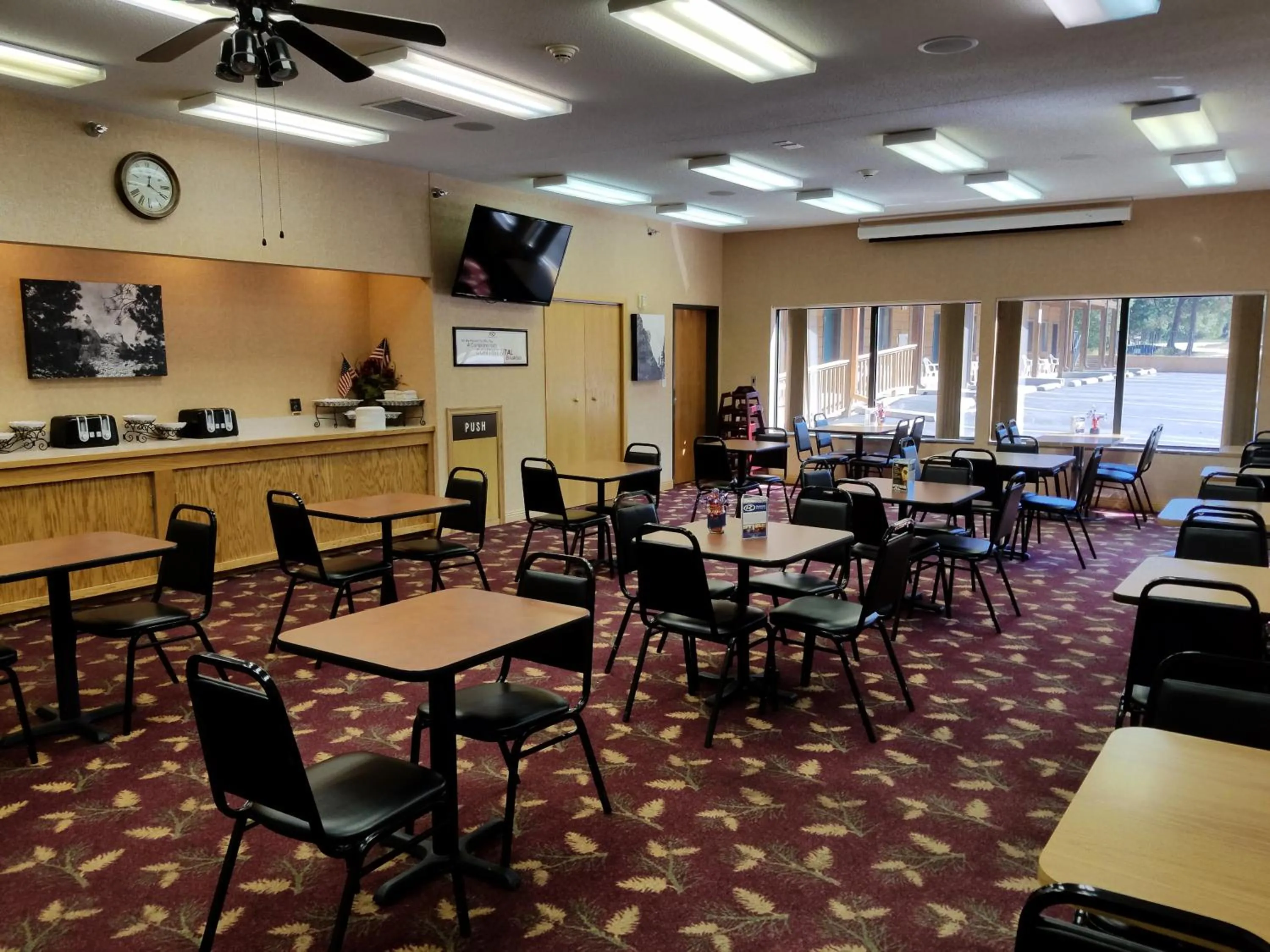 Breakfast in Rushmore Express & Suites