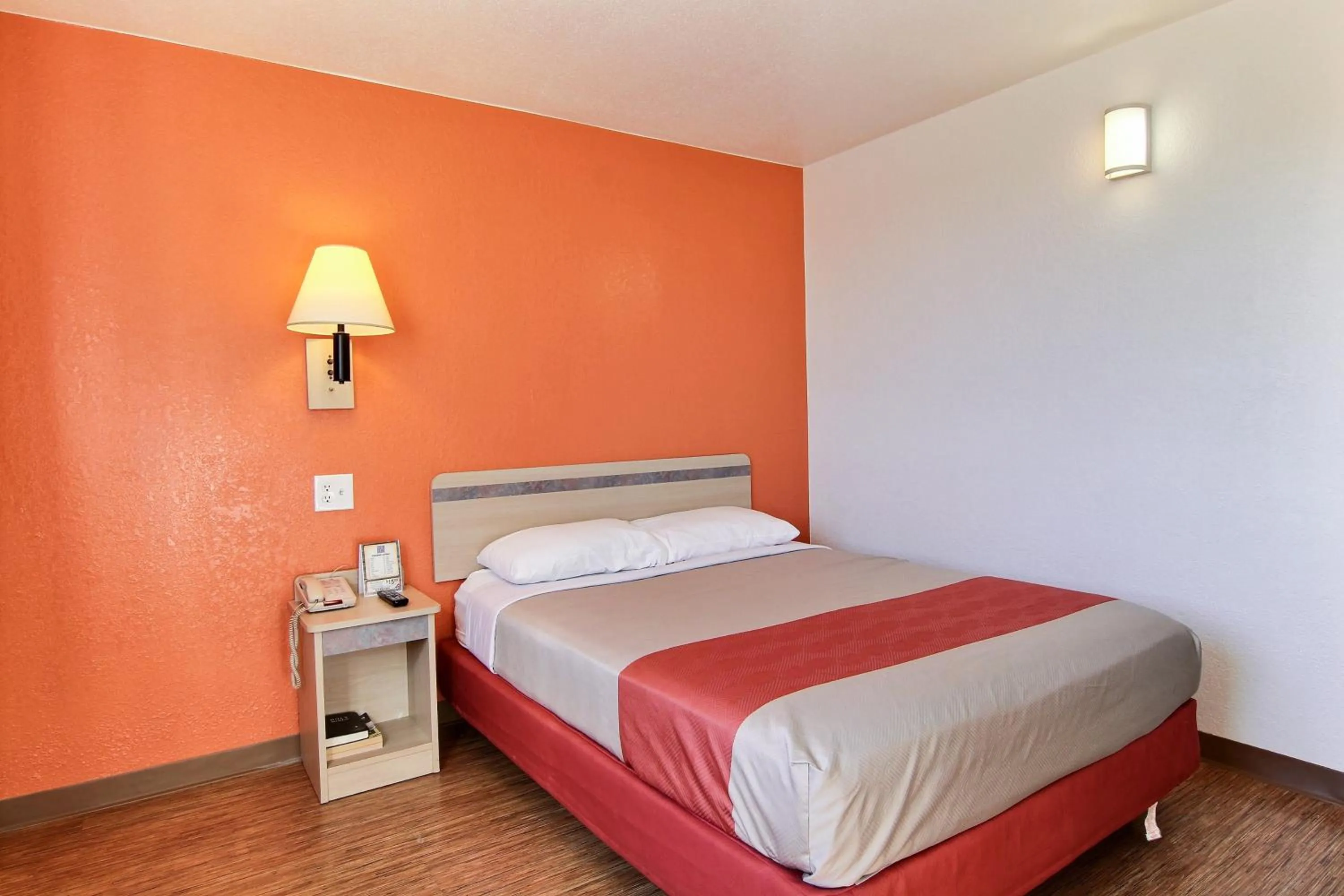 Bedroom, Bed in Motel 6-Fargo, ND - West Acres - North Fargo