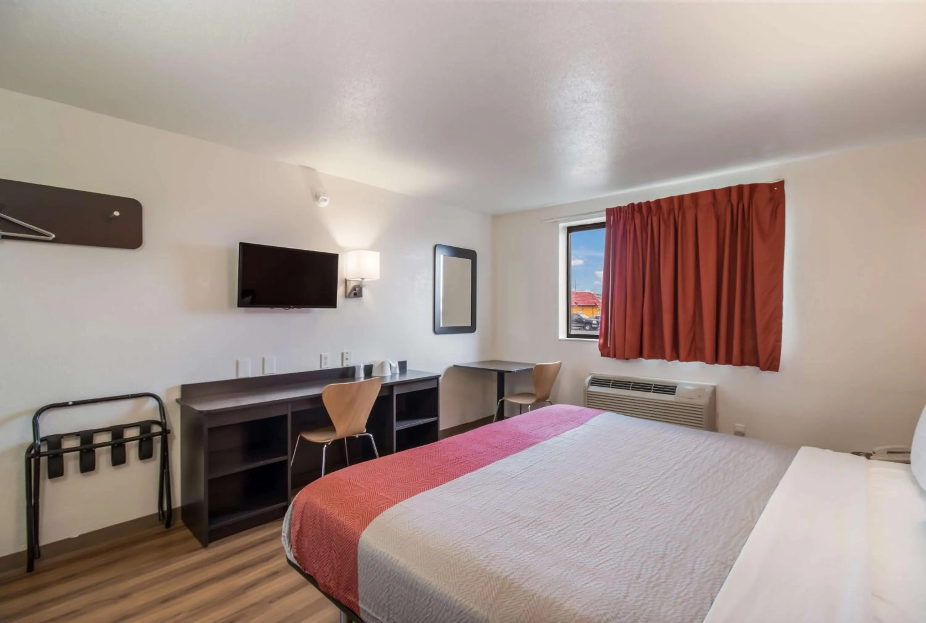 Photo of the whole room, Bed in Motel 6-Fargo, ND - West Acres - North Fargo