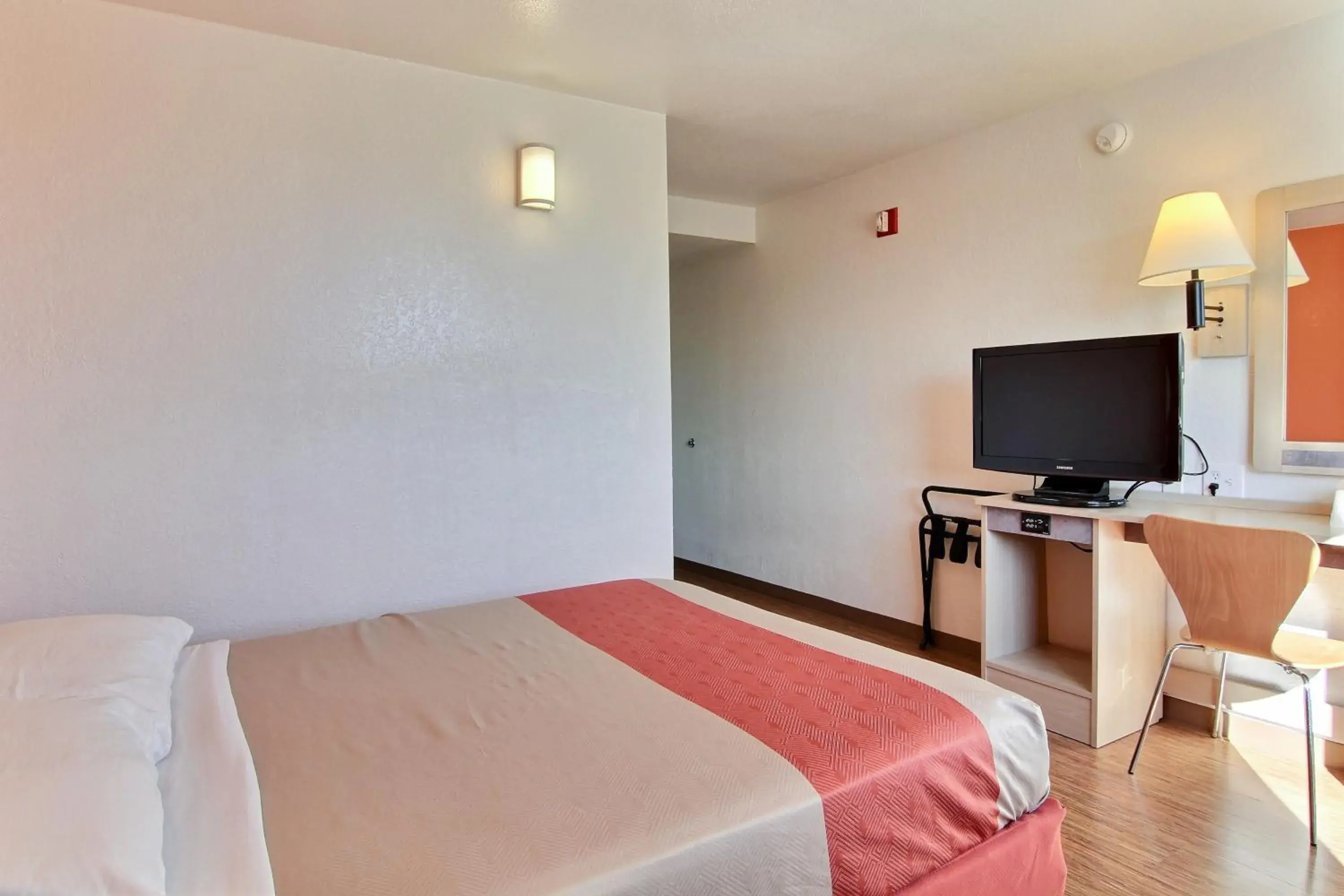 Bedroom, Bed in Motel 6-Fargo, ND - West Acres - North Fargo