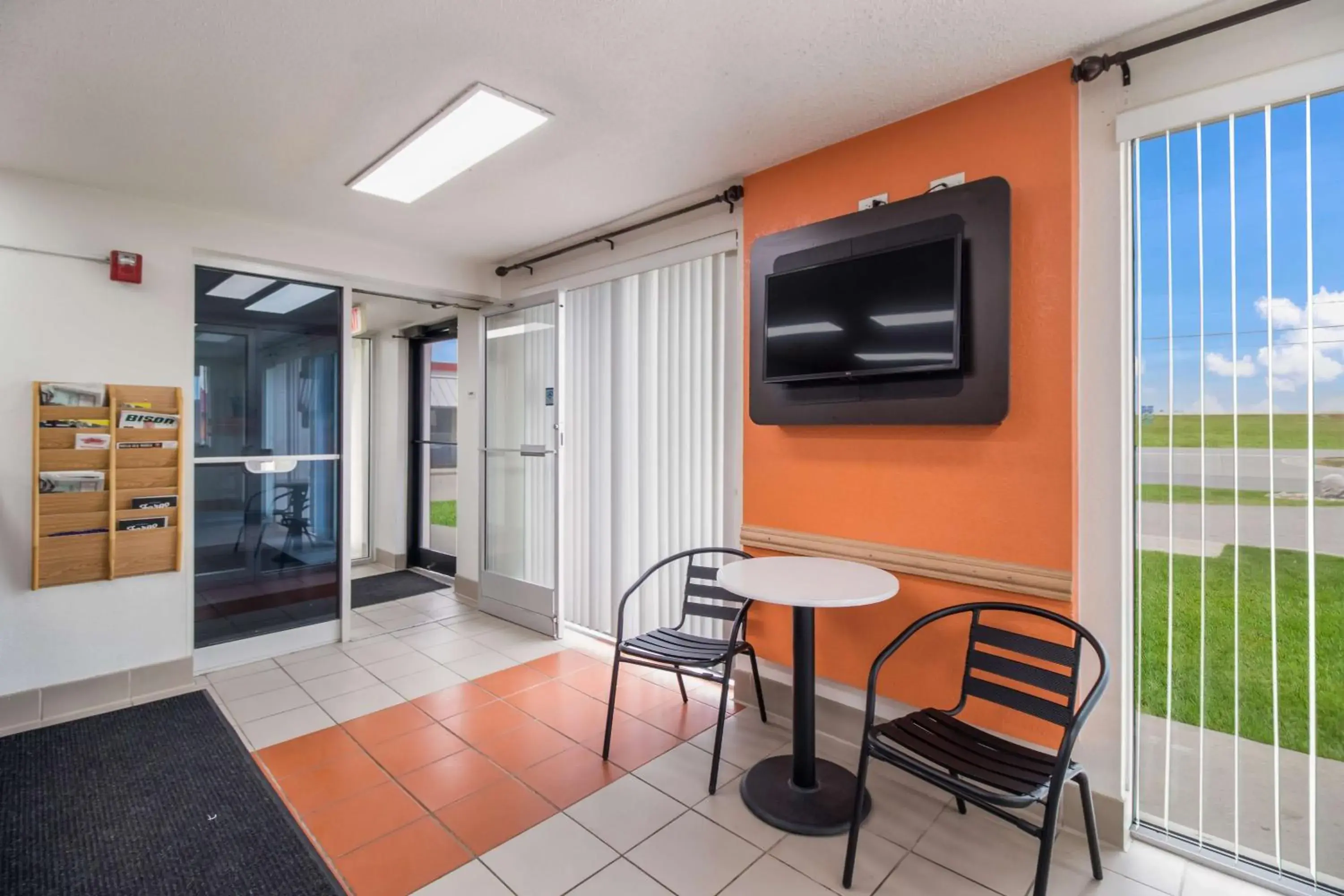 Lobby or reception, TV/Entertainment Center in Motel 6-Fargo, ND - West Acres - North Fargo