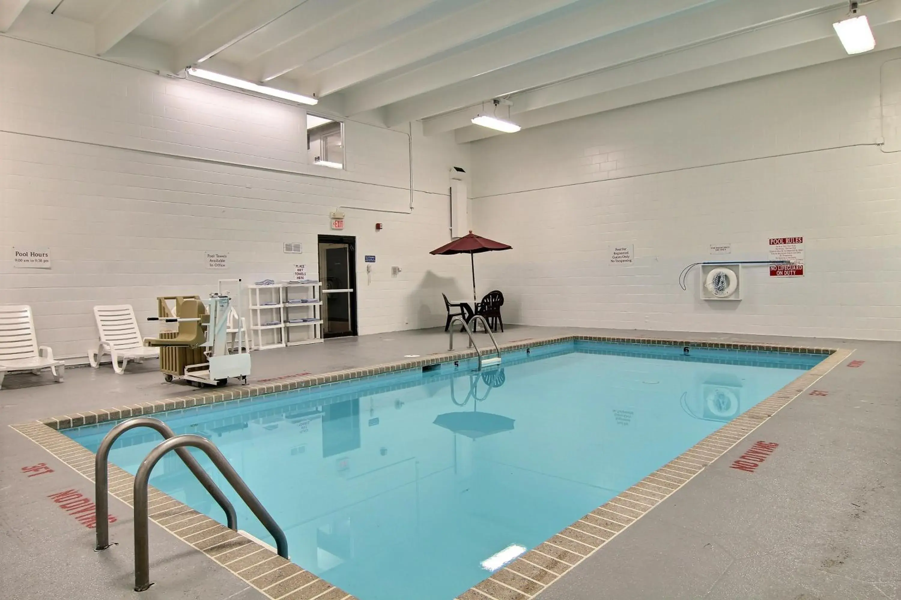 Swimming Pool in Motel 6-Fargo, ND - West Acres - North Fargo