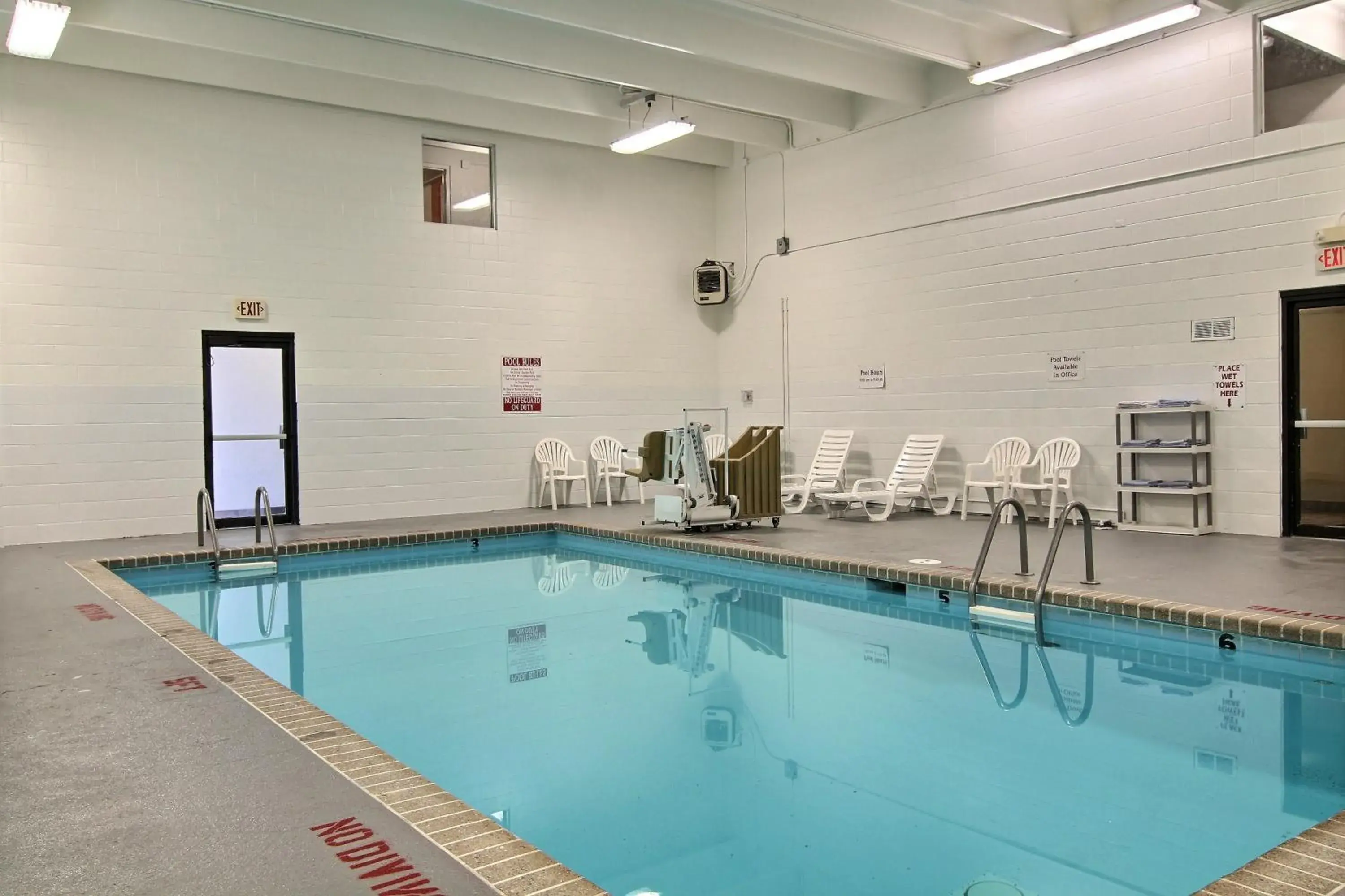 Swimming Pool in Motel 6-Fargo, ND - West Acres - North Fargo