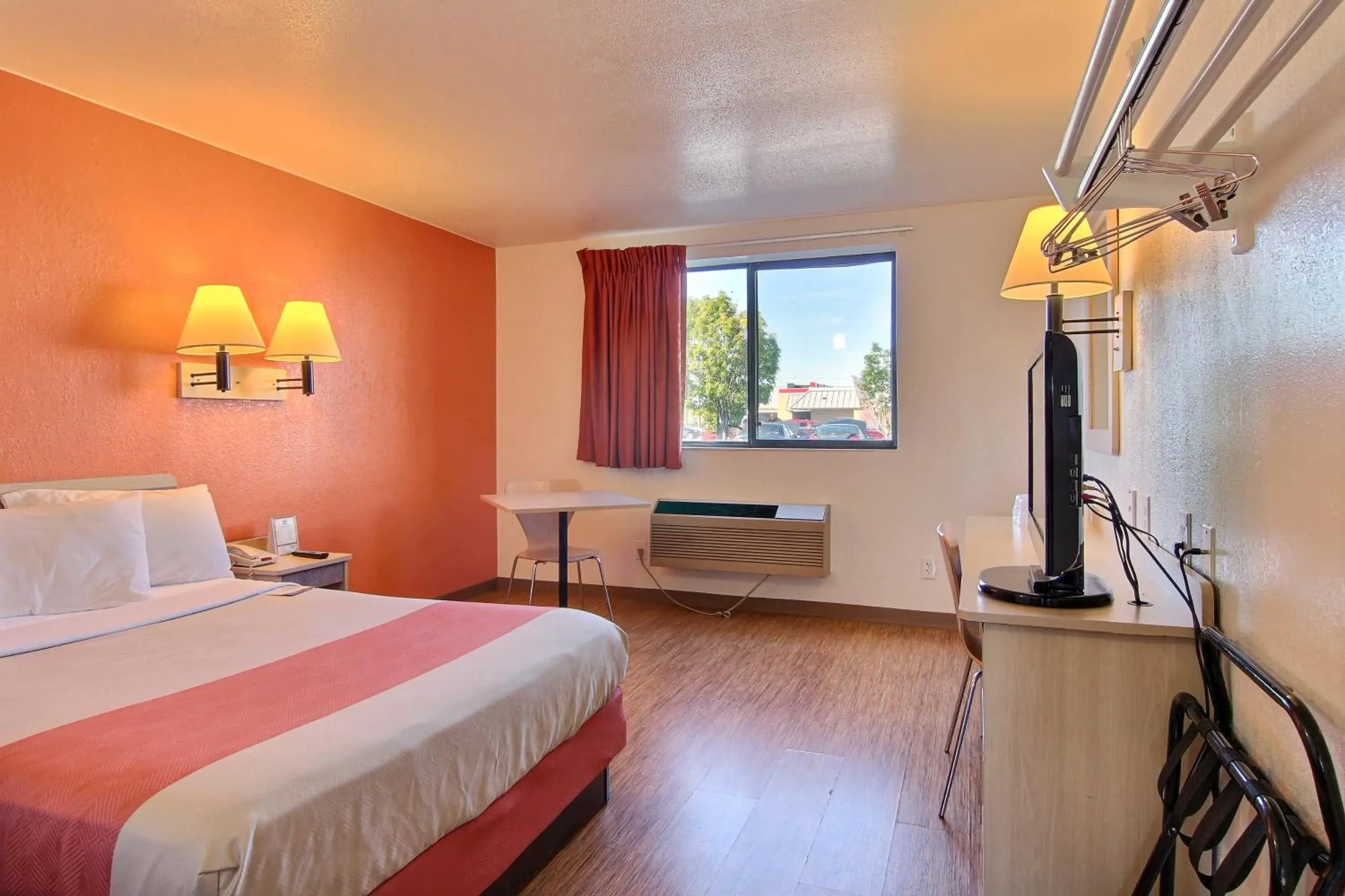 Bedroom, Bed in Motel 6-Fargo, ND - West Acres - North Fargo