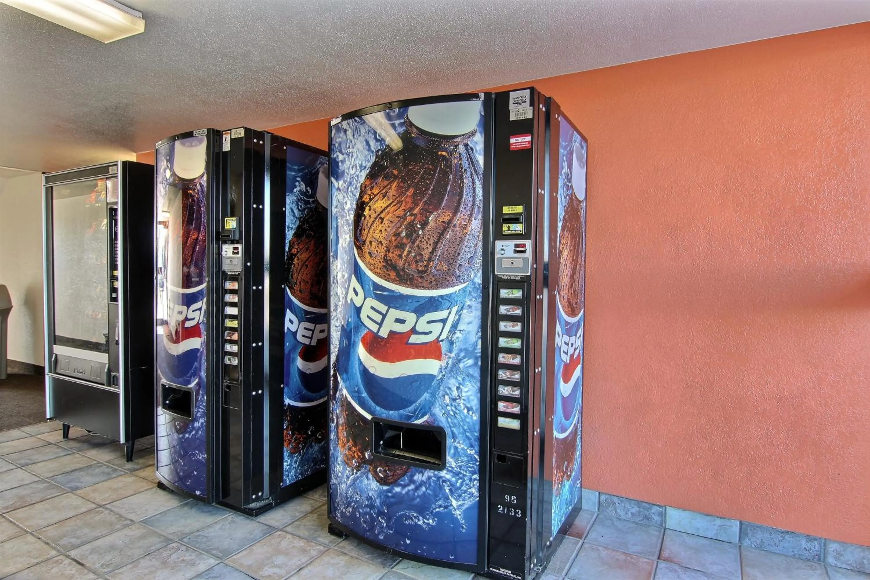 Food and drinks in Motel 6-Fargo, ND - West Acres - North Fargo