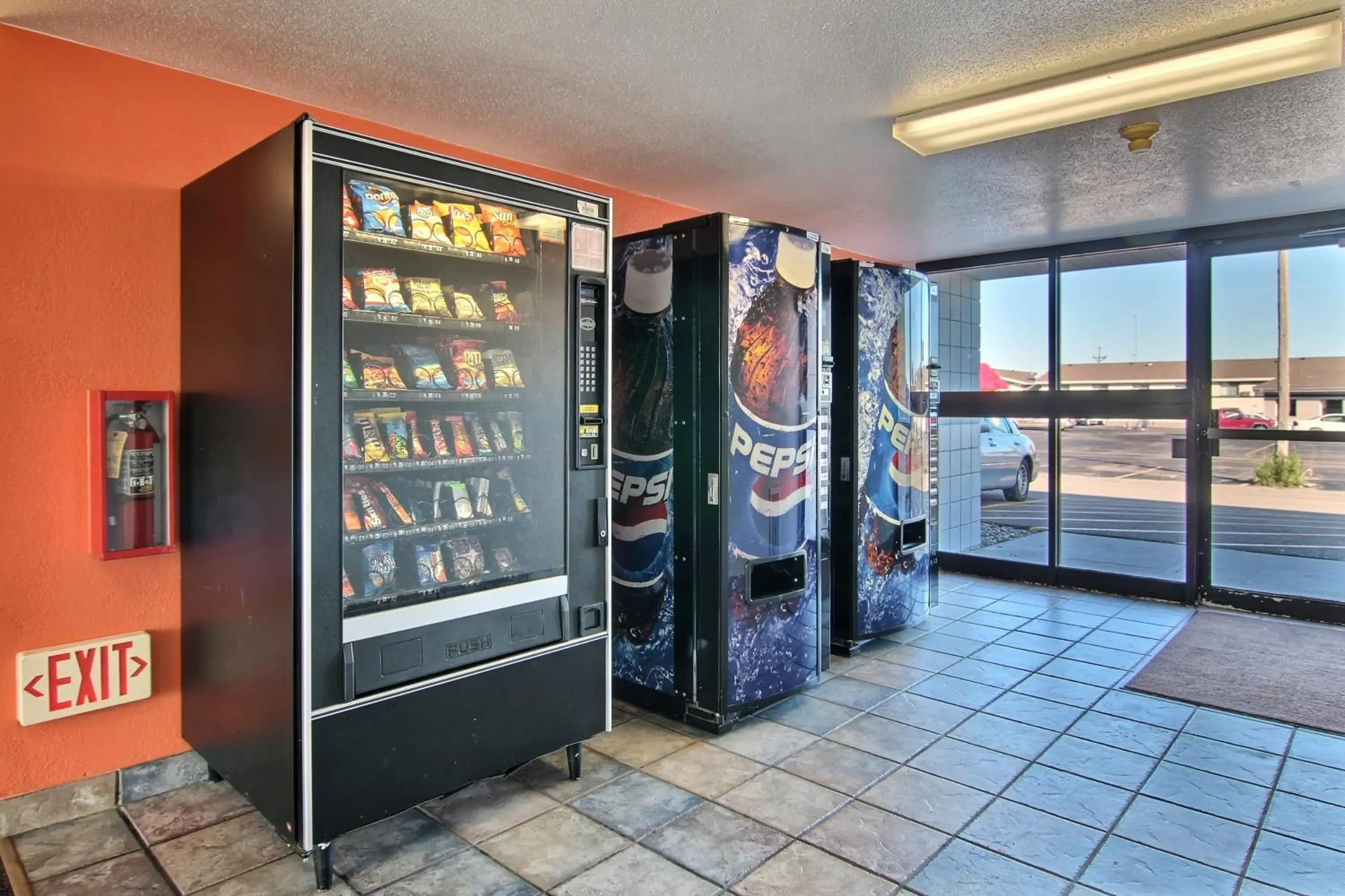 Food and drinks in Motel 6-Fargo, ND - West Acres - North Fargo