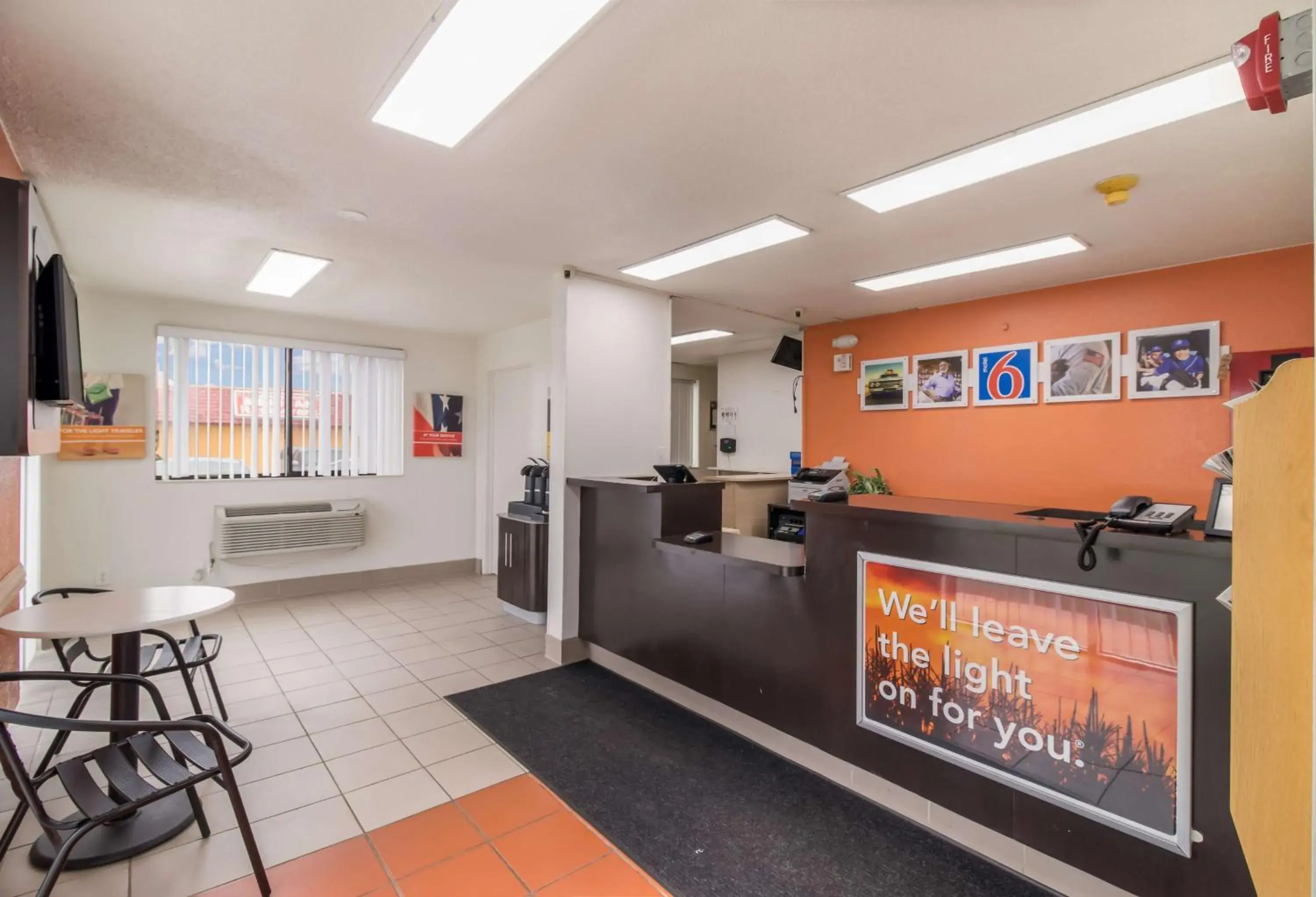 Lobby or reception in Motel 6-Fargo, ND - West Acres - North Fargo