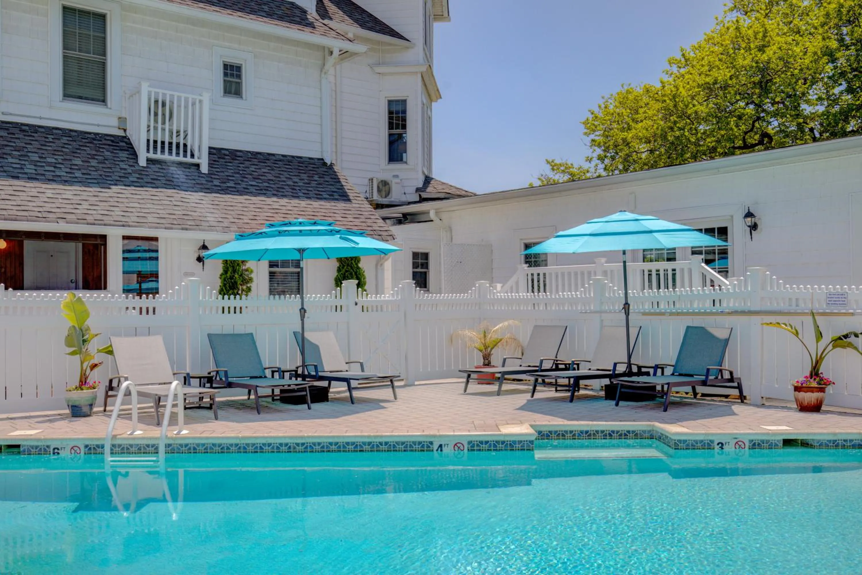 Swimming pool in The Hewitt Wellington Hotel
