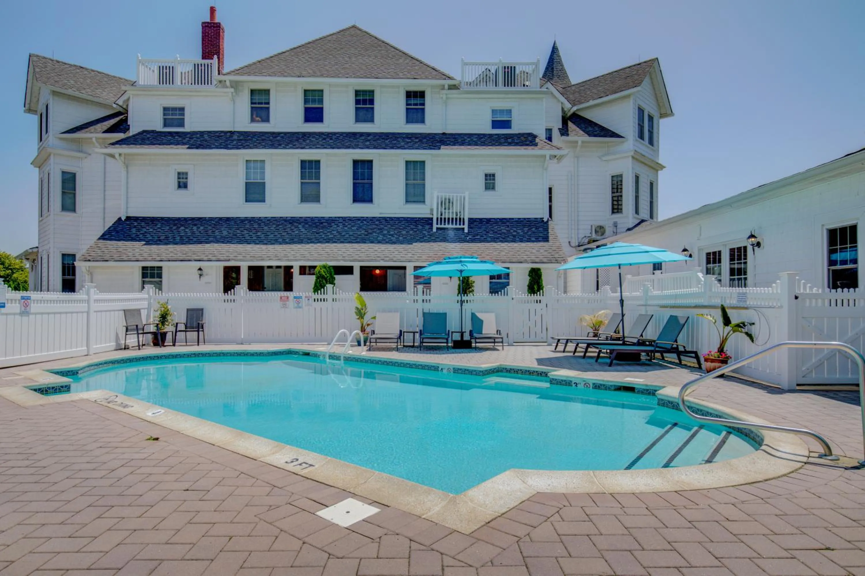 Swimming pool in The Hewitt Wellington Hotel