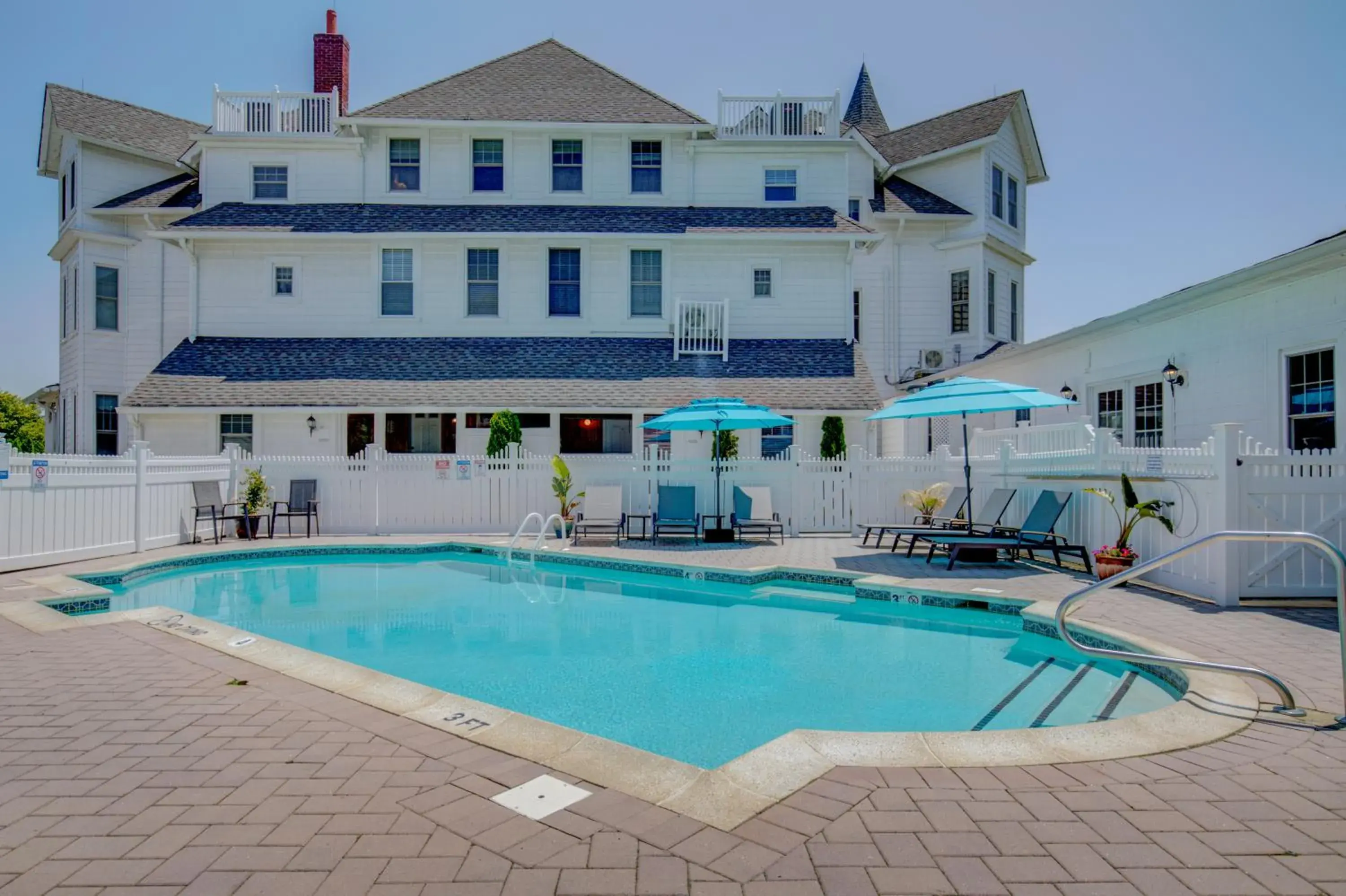 Swimming pool in The Hewitt Wellington Hotel Swimming pool in The Hewitt Wellington Hotel