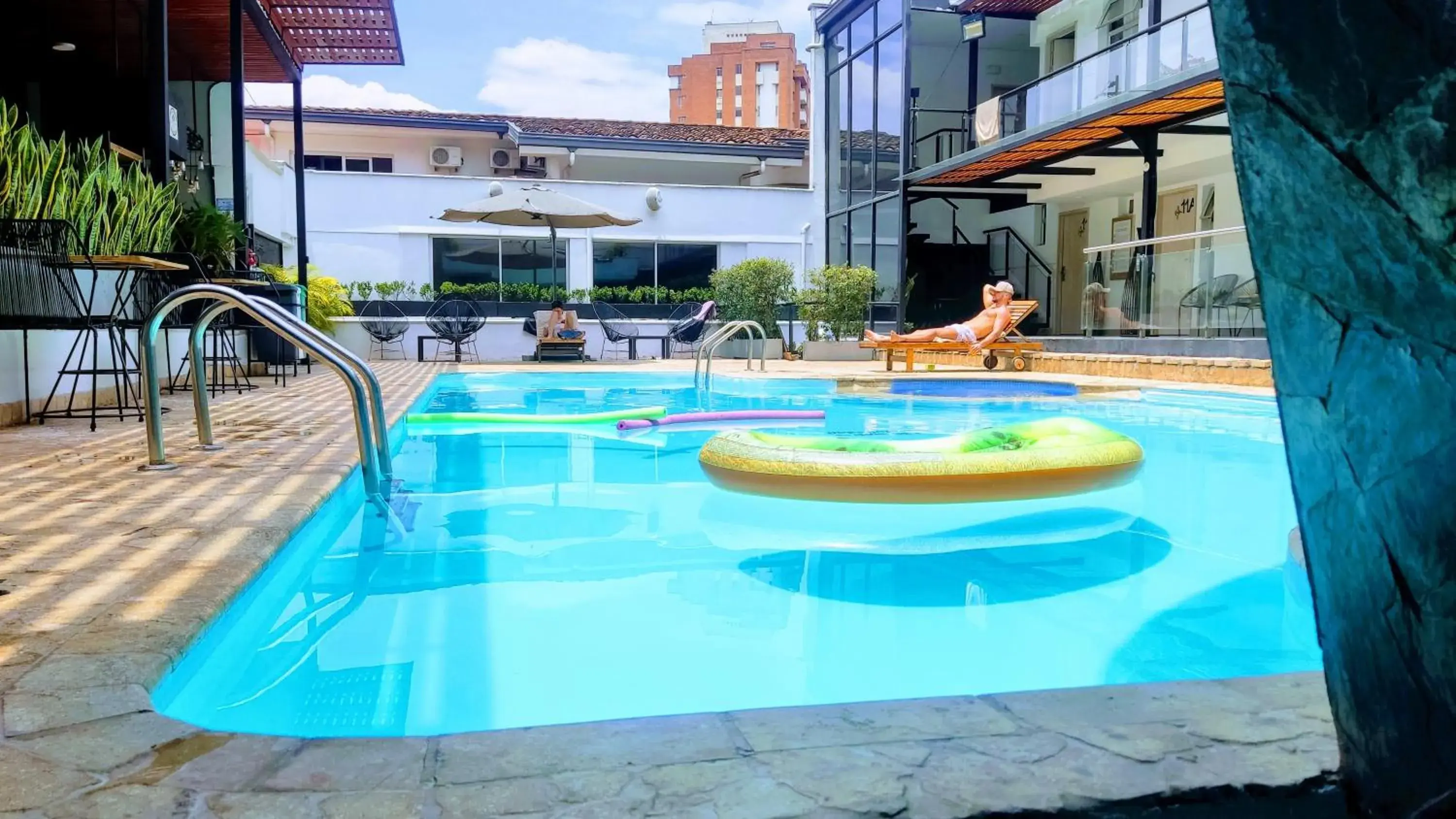 Swimming pool in Medellín Vibes Hostel Swimming pool in Medellín Vibes Hostel