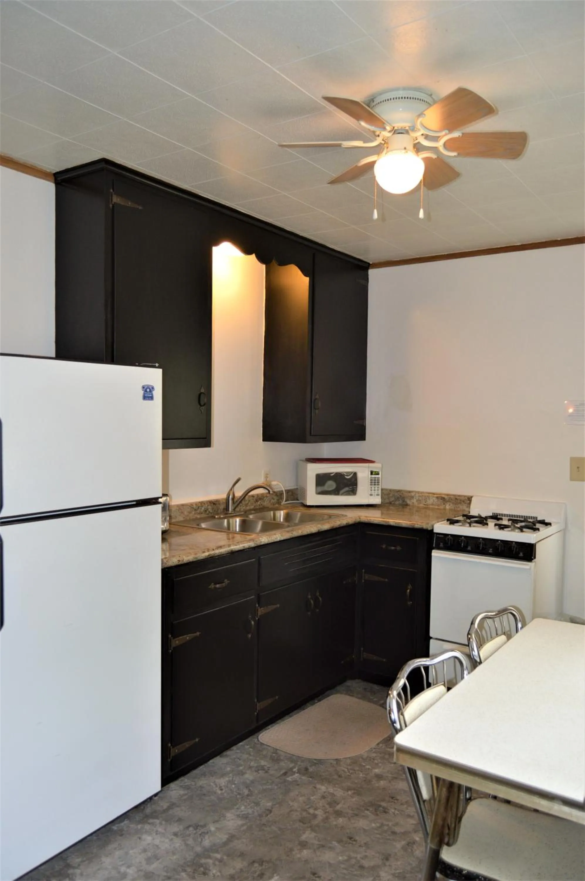 Kitchen or kitchenette in Baileys Sunset Cottages
