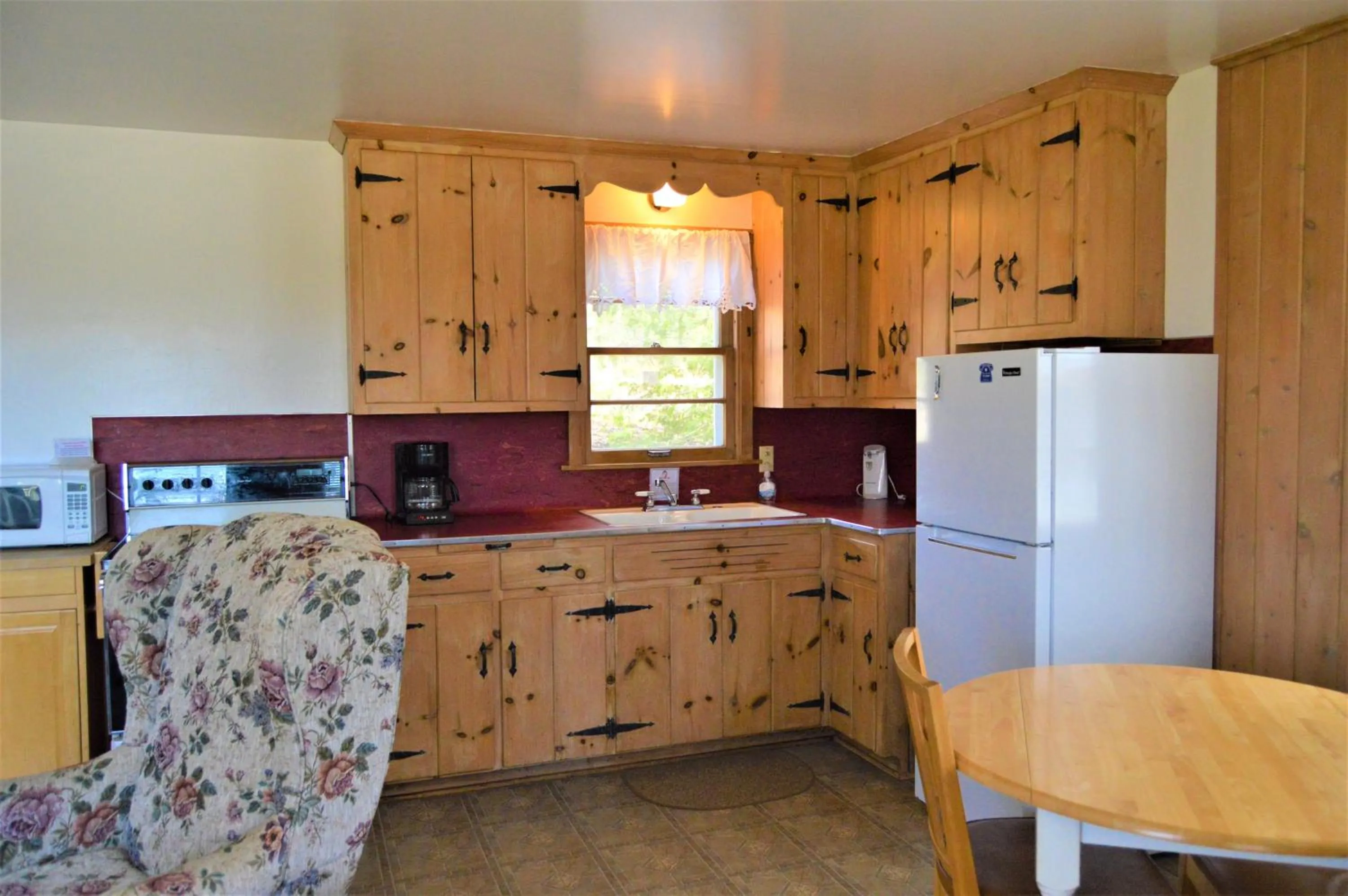 Kitchen or kitchenette in Baileys Sunset Cottages